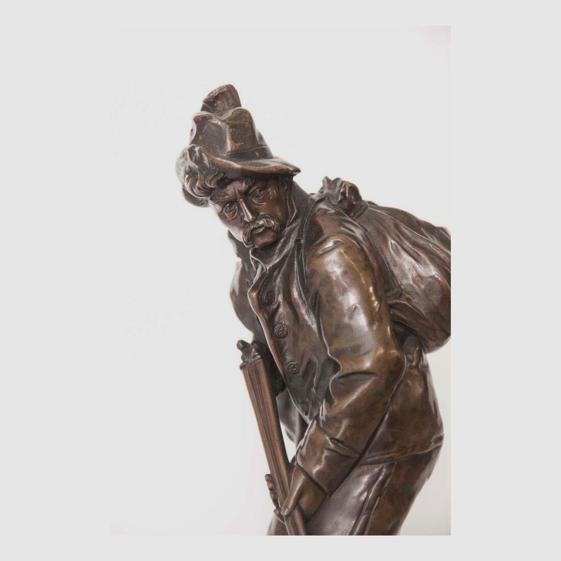 Escultura de cazador de bronce Oskar Hertel