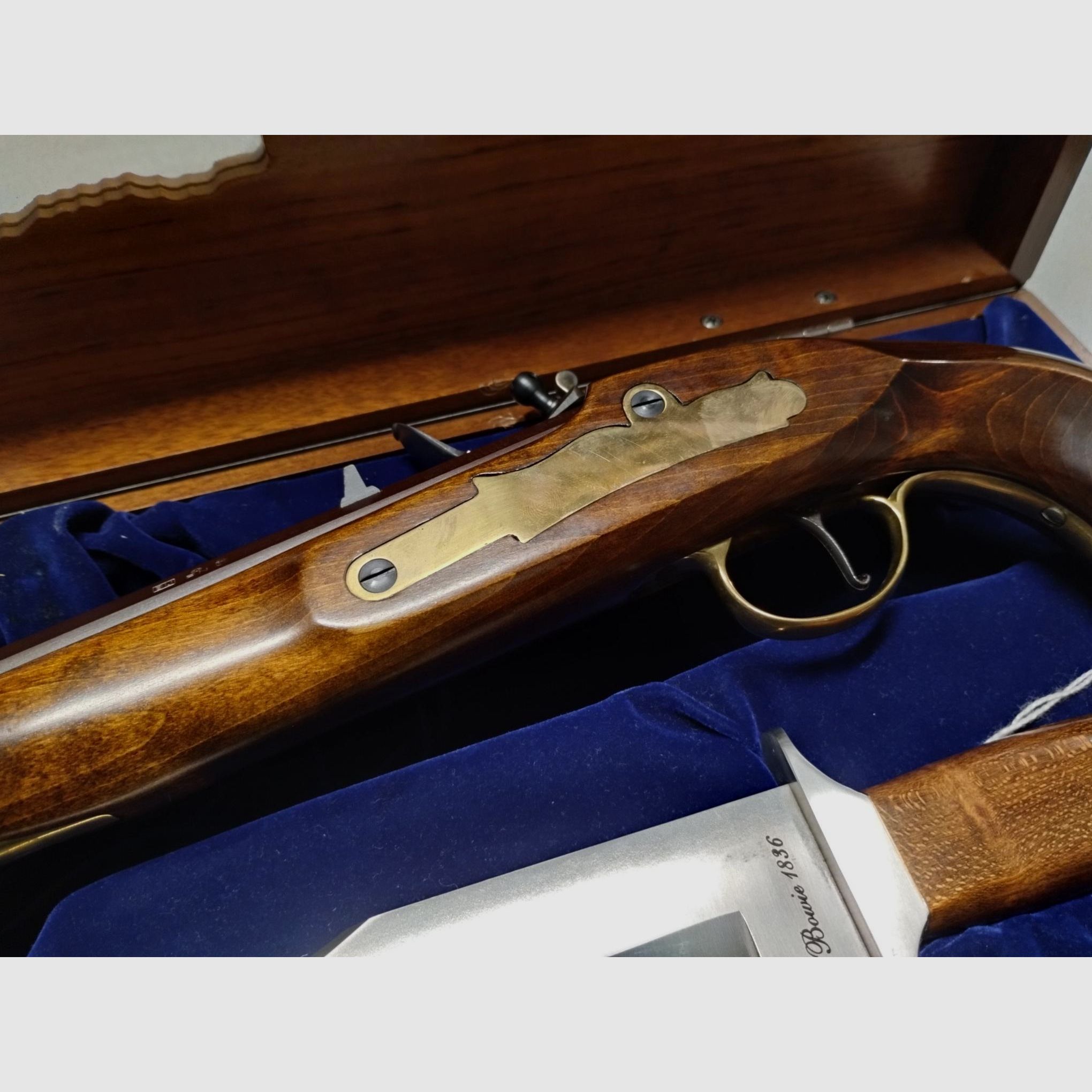 Bardzo ładne pudełko Pedersoli Alamo 1836 z pistoletem na kapiszony Navy Moll kal. 45 + nożem Bowie, w stanie nowym!