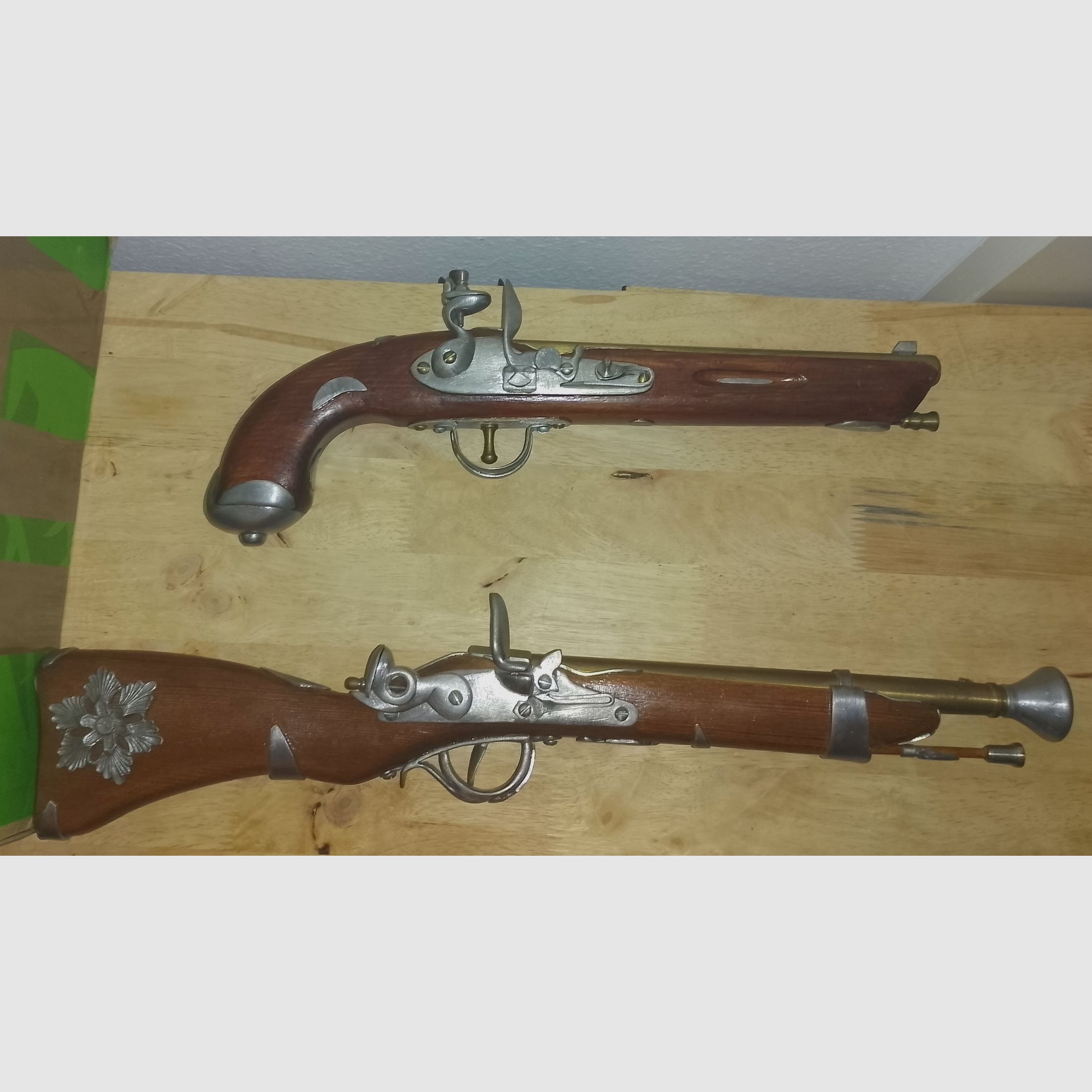 Armi decorative 2 pezzi, pezzi singoli 58cm e 45cm in legno, ottone e stagno!