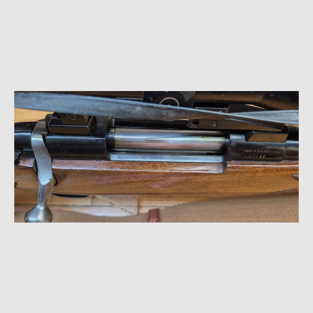 Sehr schöne BSA Jagdgewehr Modell CF2 — Kal. 300 Win Mag — Magazin 3 Schuss +1 — Holz von hoher Qualität in Grad V — Schmidt & Bender 1.5-6x Zielfernrohr — Exzellente Mechanik — Spiegel-Lauf — Eines der besten Jagdgewehre, die aus den Werkstätten der „Großen Epoche“ britischer Herkunft stammen — TBE/TBE+, Bild 24 von 39