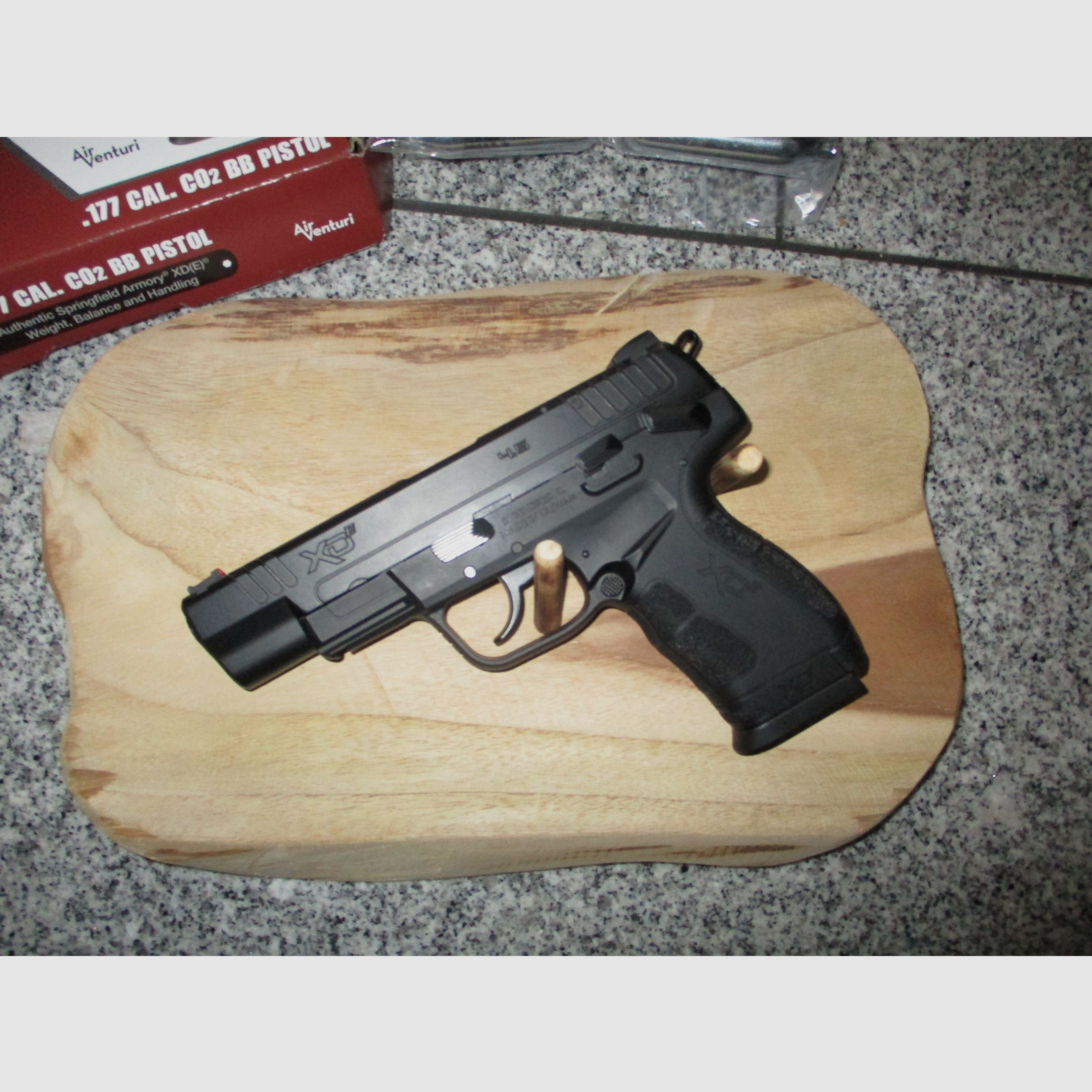 Springfield XDE 4,5 mm BB Co2-Pistole  +  2x 1500 BB  +  18 Umarex 12g Kapseln  +  Wandbrett  NEU