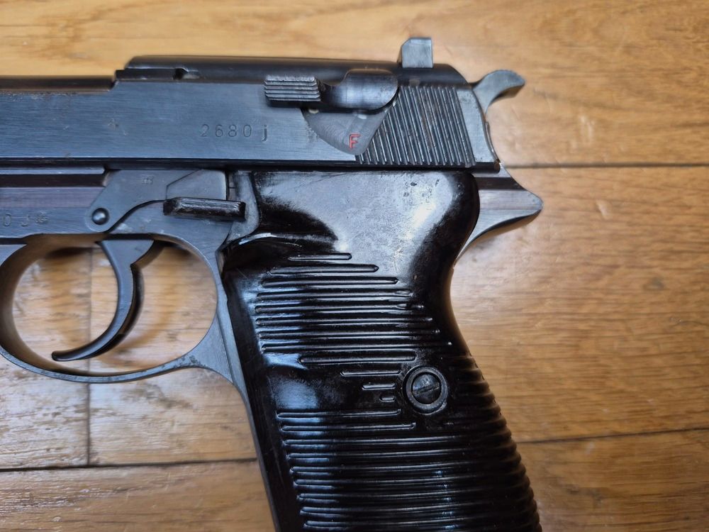 Sehr schöner Walther P38 Pistol – Walther-Fertigung von Dezember 1941 – Originalbrünierung zu 99% – Makellose Mechanik – Wunderschöner Spiegel-Lauf – 100% Originalteile – Monomatrikulation außer Magazin – Ausgezeichneter Zustand – TBE+, Bild 4 von 22