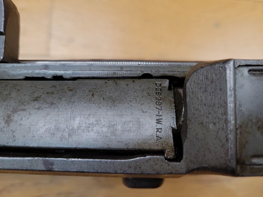 Très Beau et mythique fusil semi-automatique Garand M1- calibre d&rsquo;origine 30-06 Springfield – Fabrication Winchester Octobre / Novembre 1943 – Rare ensemble d&rsquo;origine 100% homogène – TBE, image 17 sur 34