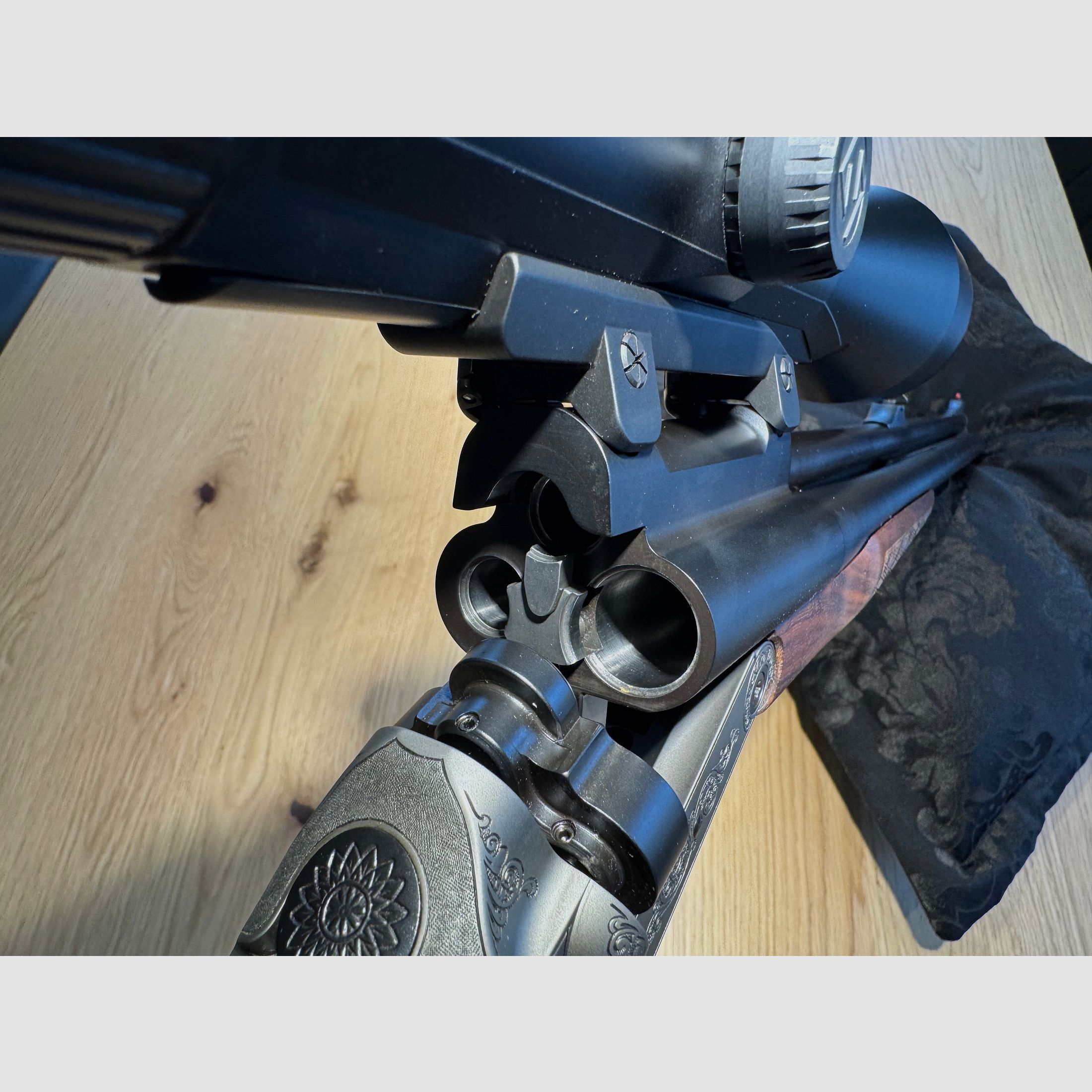 Blaser D99 dubbelbuksdrilling 9,3x74 / 9,3x74 / 20/76 met 2 x ZF Zeiss voor het zitten en drijfjacht, BESTE STAAT