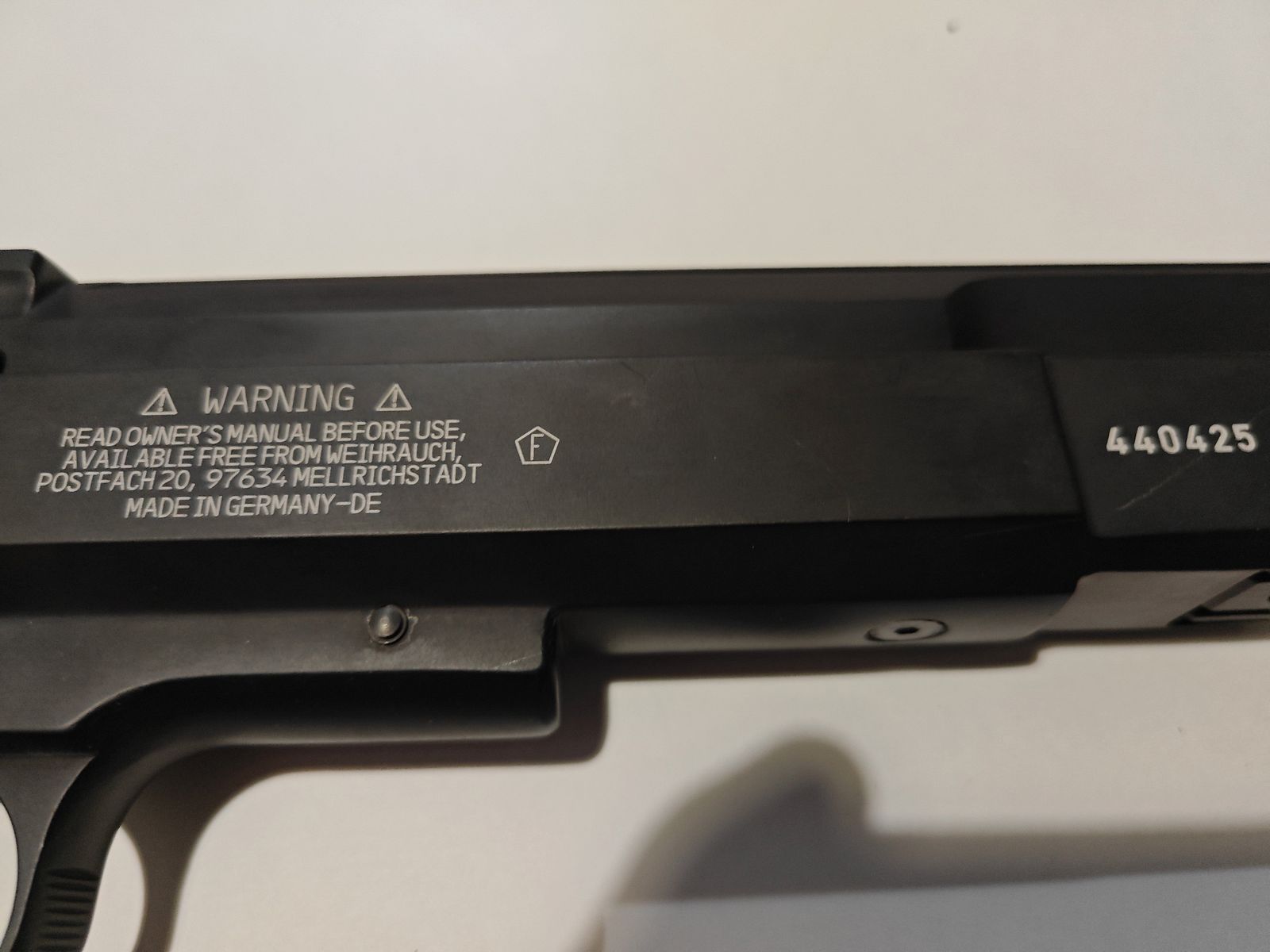 Weihrauch HW 45 pistola de aire calibre 4,5 mm (.177) – marca F – incl. empuñadura Hogue, cachas de madera, maletín y accesorios
