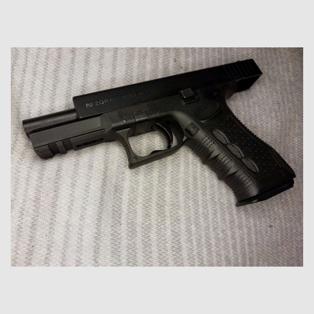 Zoraki 917 Schreckschusspistole 9mm P.A.K. (PTB 1023) mit neuem First Strike Cordura Passform Holster.