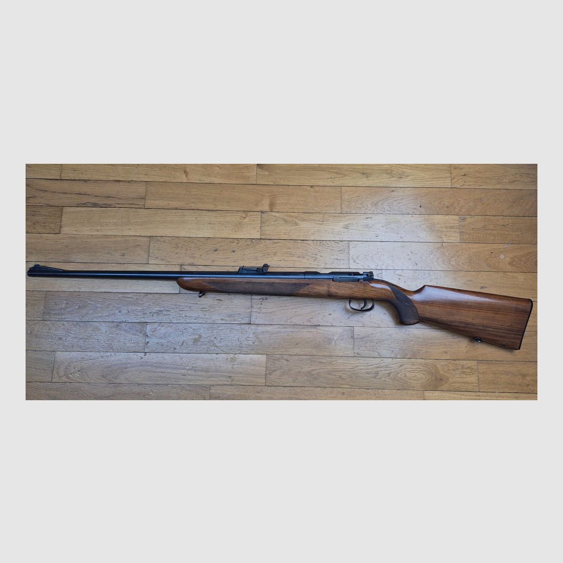Sehr schöne Wettbewerbsbüchse Mauser ES350 B – III. Reich – Modell Meisterschaftsbüchse – 22LR – Anfängerwaffe 1936 – Mono-Nummer – Premium Lauf – Ein Sprung an der Spitze des Schaftes, aber insgesamt in ausgezeichnetem Zustand, fast neu – TBE, Bild 25 von 35