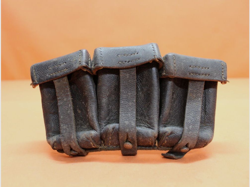 SURPLUS Mauser K98k: bolsa de cartuchos de cuero negro original de 3 compartimentos para cintas de carga. SURPLUS por ejemplo WK2/ BGS