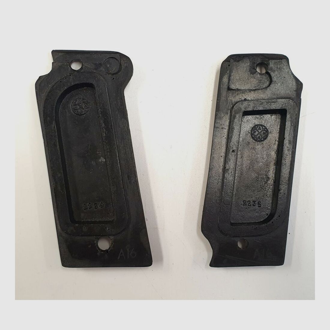 Poignées Astra pour R.E. Astra 400 militaire espagnol, noires, d'occasion