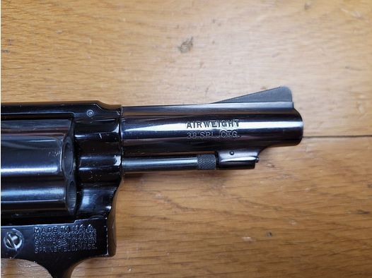 Peu courant Revolver Smith&Wesson Mod 37 ou « Chiefs Special Airweight » – 5 coups en calibre 38 SP – canon 3 pouces neuf – Poids de …. 420 grammes ! – Arme bluffante à l&rsquo;état de neuf !