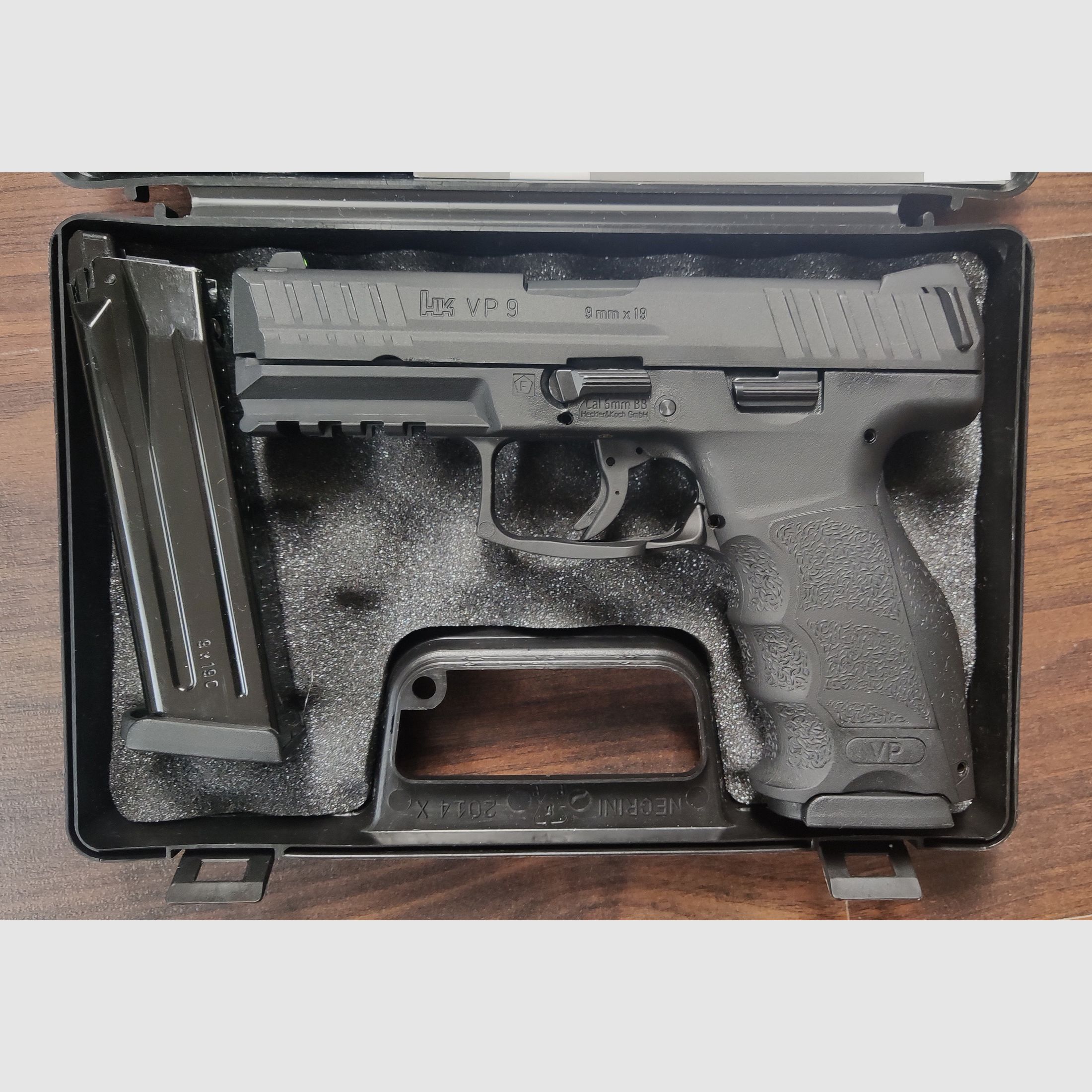 H&K VP9 / SFP9 GBB Airsoft Pistole mit Zubehör