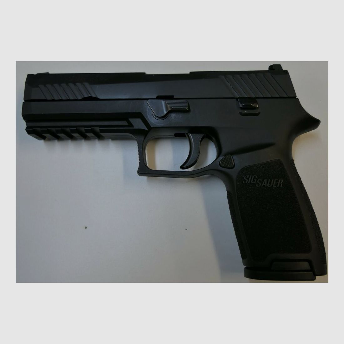 SIG SAUER pistol SIG Sauer P320F in caliber 9mm Para (9x19) including accessories