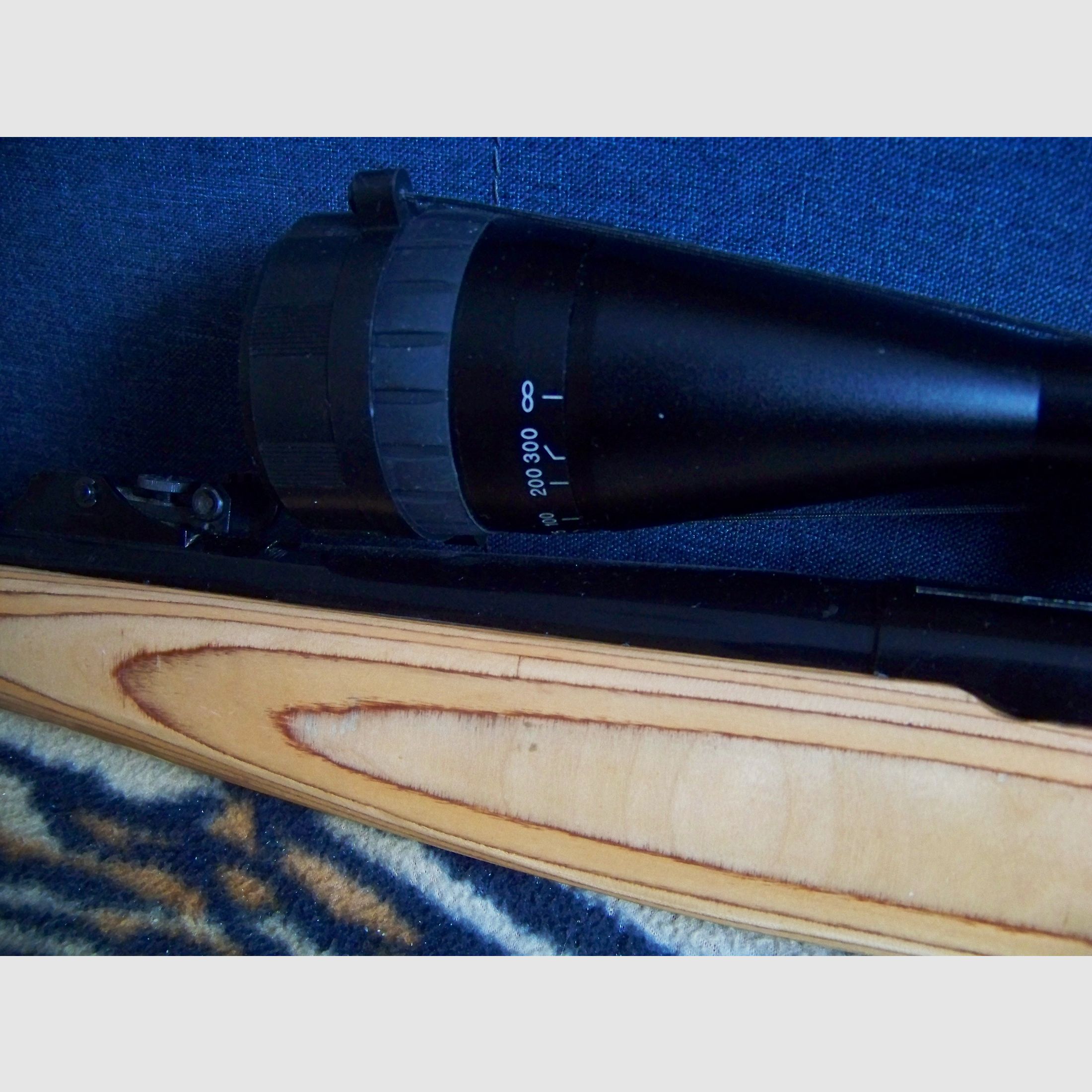 CO" Gewehr Podium im Stutzen Schaft mit Zielfernrohr 4,5mm
