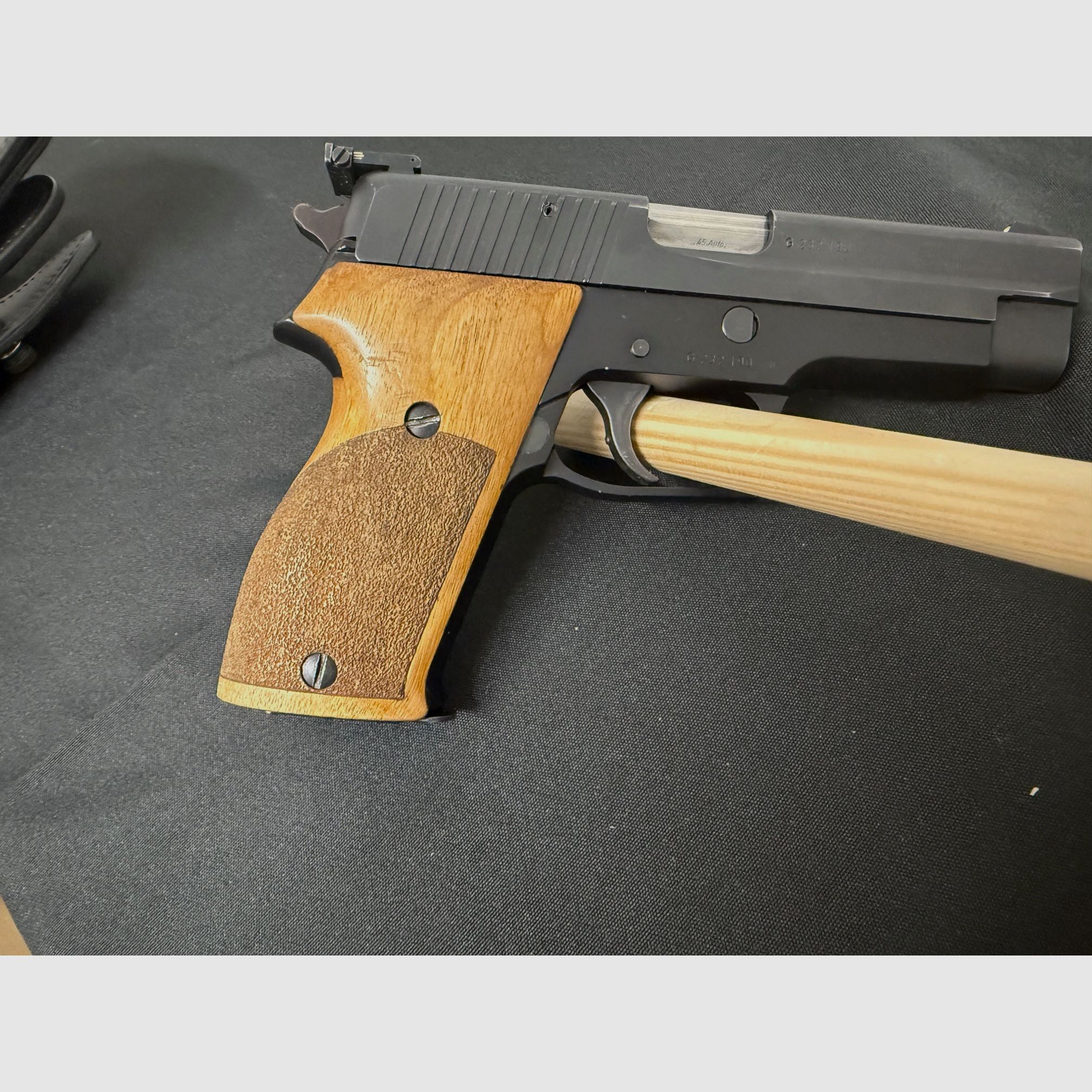 SIG Sauer P220 calibre .45 ACP pistola semiautomática arma de tiro de remate visor micrométrico incl. funda de cuero Sickinger