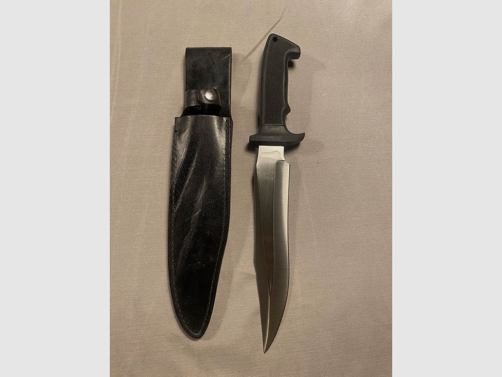 Coltello da esterno fisso di United Cutlery con fodero in pelle