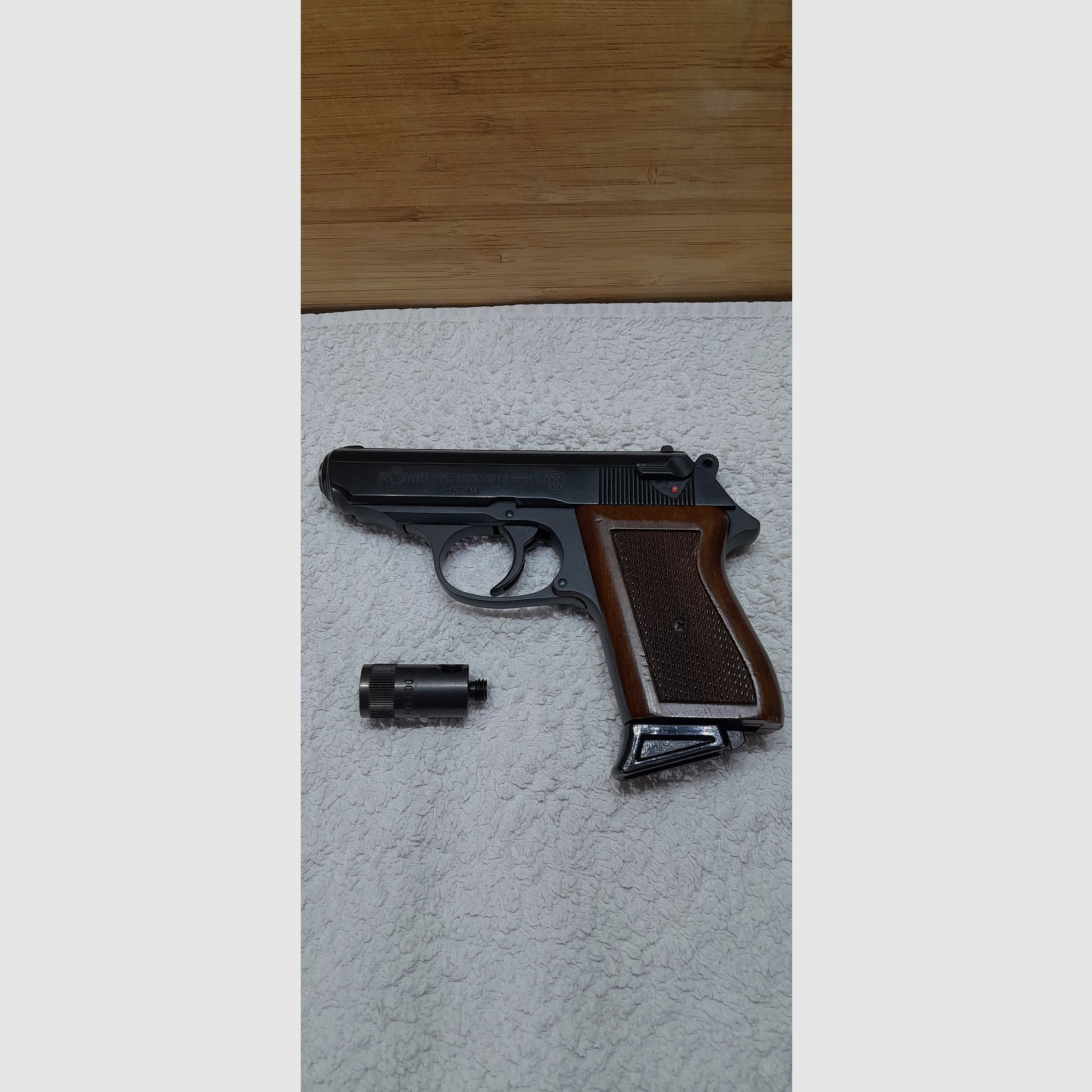 Röhm RG 800, Kal. 8mm K., mit Echtholz-Griffschalen, Abschussbecher und 35 Stück Patronen
