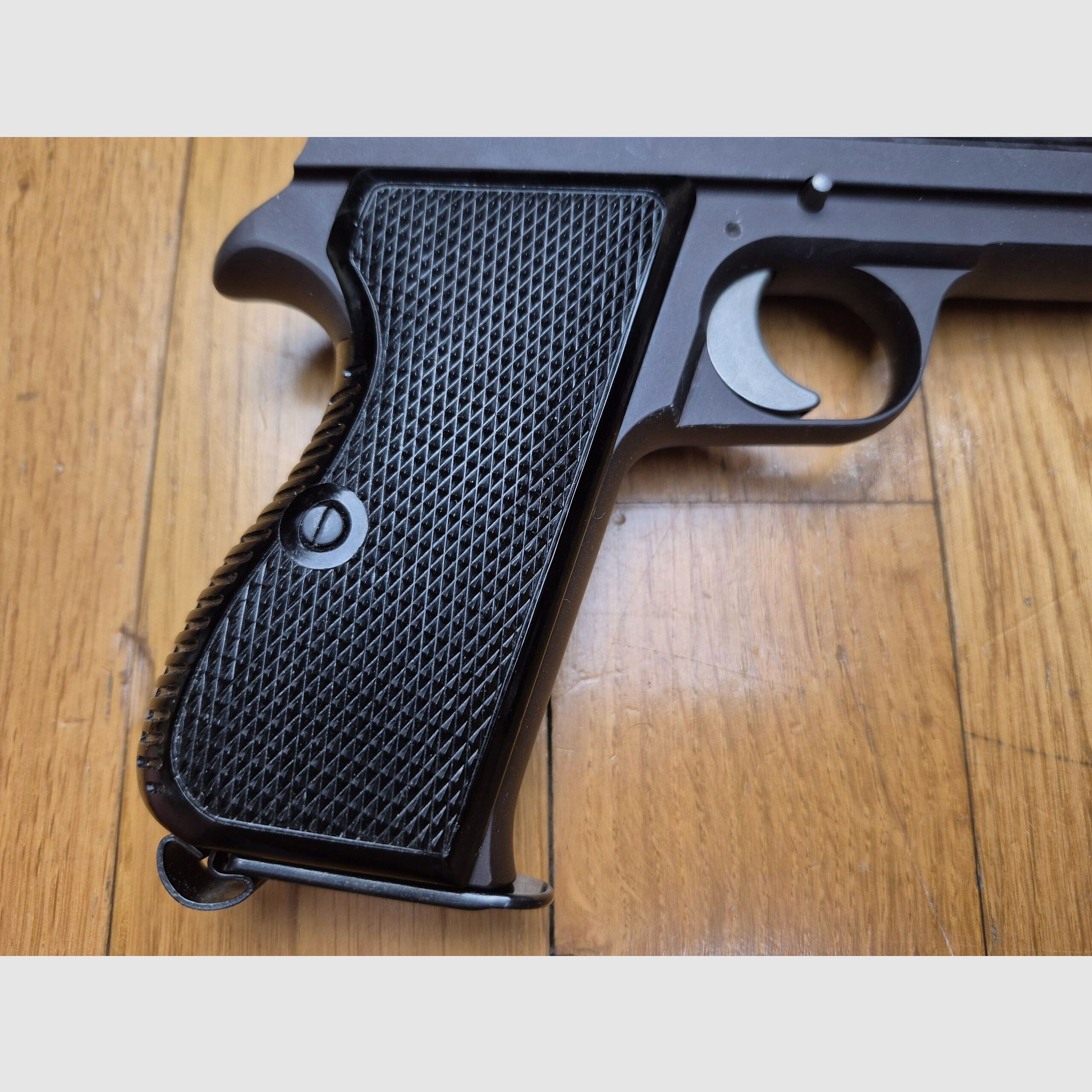 Prächtige Pistole SIG P210-2 – Mythos des 9 para – Zivile Waffe gemäß dem Typ Armee nach 1952 des 4. Militärvertrags – Schweizer SIG-Herstellung von 1969 – Wunderschöne Brünierung zu 99,5% – Traumhaftes Funktionieren und Lauf – Zustand TBE+++!, Bild 16 von 19