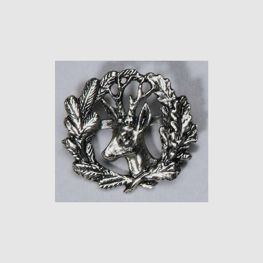 Versilberte Hutnadel mit Rehbock-Motiv