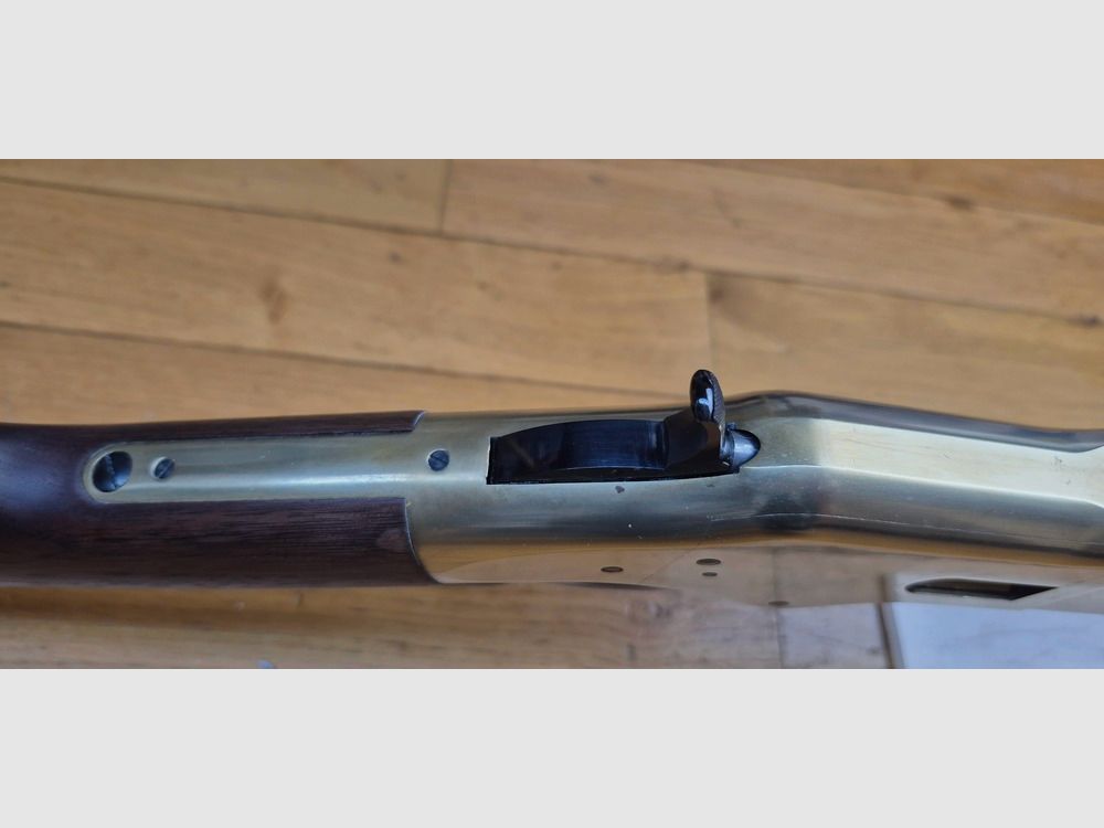 Superbe et rare carabine Winchester modèle 1866 – Une « Yellow Boy » dans une peu courante fabrication Miroku au Japon – Rare cal.38 SP/38 spécial – Boitier bronze/laiton comme les originaux – 10 coups – Mécanique et bois à l&rsquo;état de neuf ou quasi neuf – Arme en fabrication moderne d&rsquo;exception et pièce rare – TBE+++, image 15 sur 51
