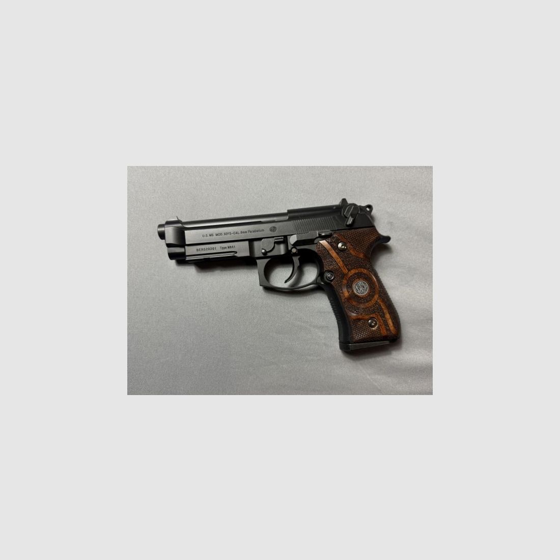 Tokyo Marui Beretta M9A1 Airsoft / Softair avec des poignées en bois véritable (comme neuf)