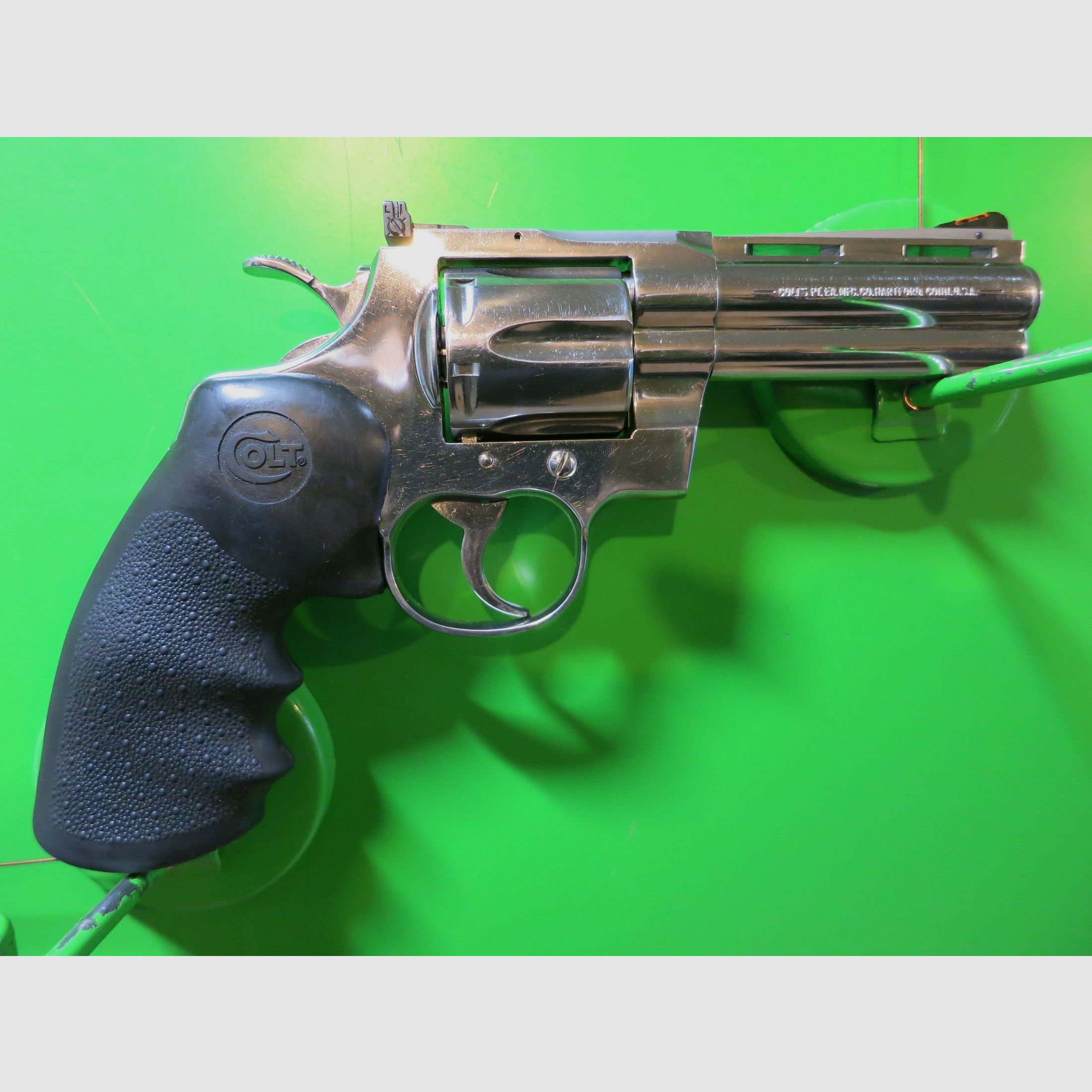 Revolver COLT PYTHON, Acier inoxydable (polie miroir), .357 Magnum, canon de 4", poignée de sport en caoutchouc #25-