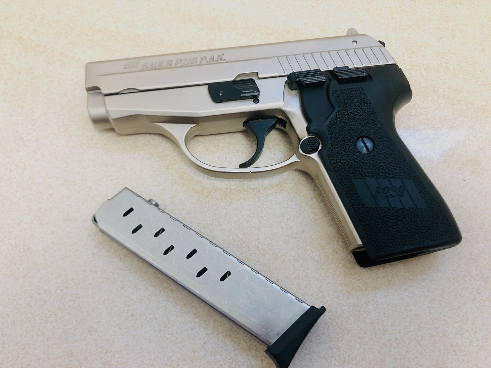 ••• SIG SAUER P239 pistola a salve / Nickel / accessori / confezione originale / PTB 874 •••