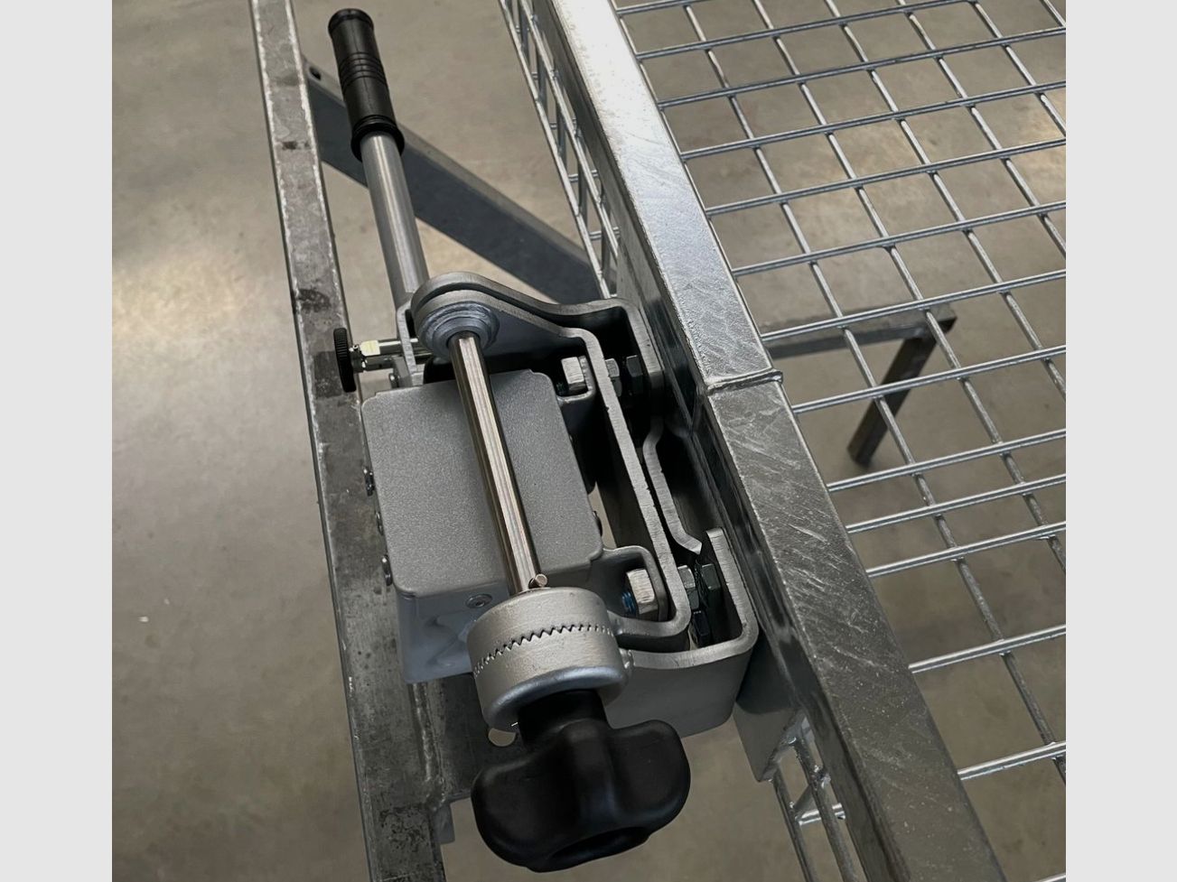 Dispositivo pieghevole sciolto incluso viti