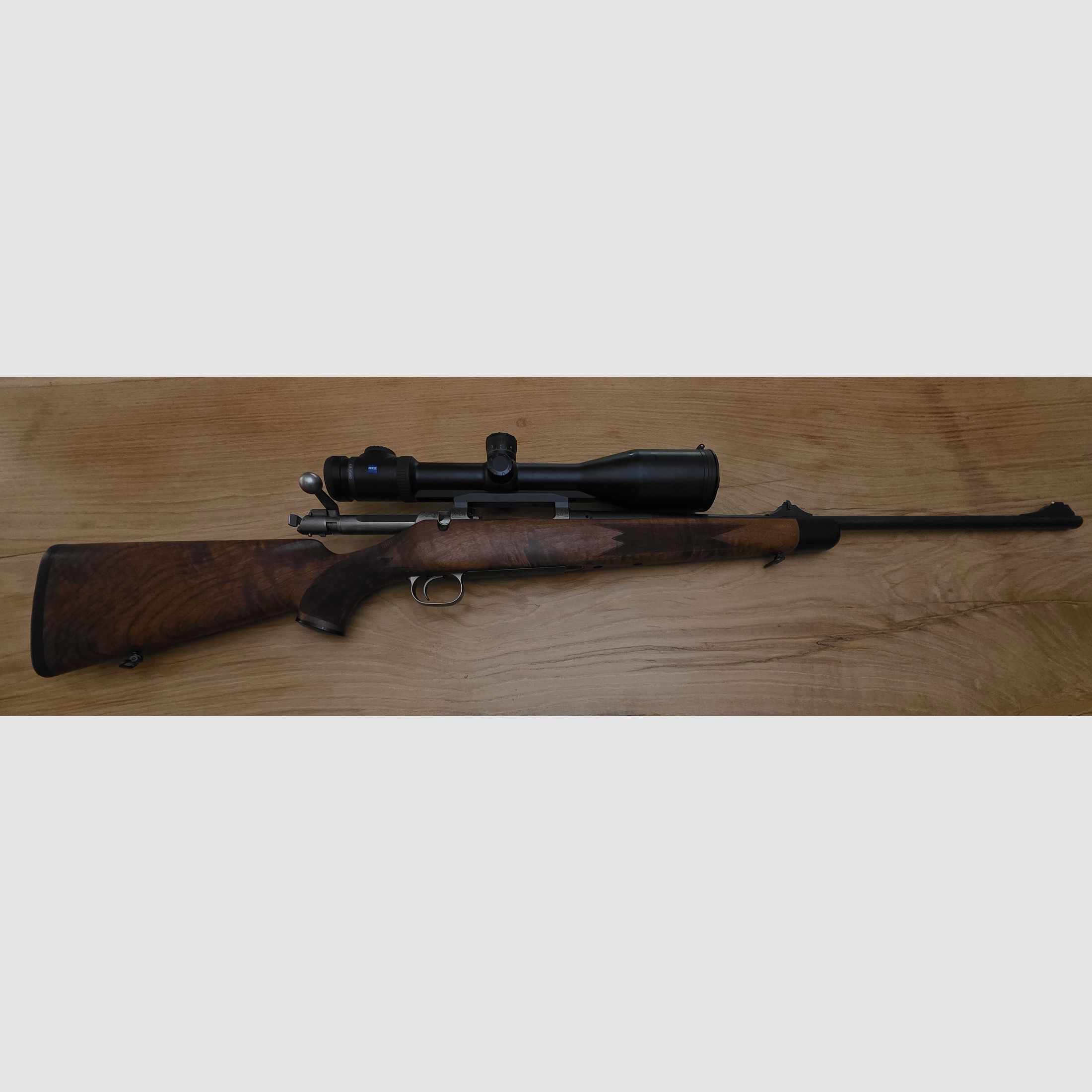 Mauser M03 Expert .223 con calcio in legno pregiato e Zeiss Victory V8 4,5-35 x 60 con regolazione rapida del reticolo (ASV), immagine 3 di 9