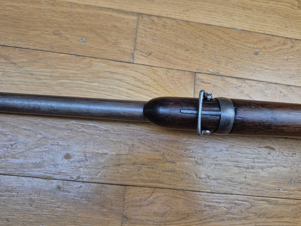 Mythologische und sehr seltene Spencer M1865 Repetierbüchse (nicht 1860!) – Kal. .56-50 – Waffe der US-Kavallerie, der Indianer und des Krieges von 1870! – Seltene Spencer-Fertigung in Boston – Sehr schönes Holz und Markierungen – Perfekte Mechanik – Makelloser Lauf – Sammlerwaffe und Teil der großen Geschichte in TBE ++!, Bild 19 von 43