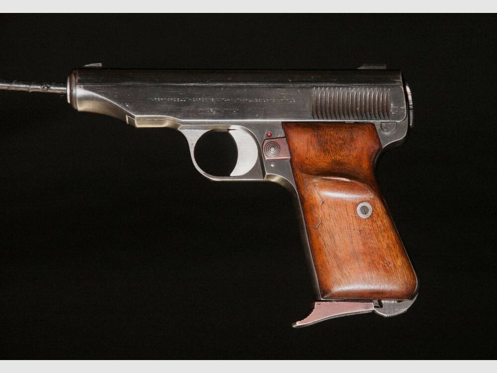Pistola de pequeño calibre Bernadelli para disparo de remate en caza de trampas