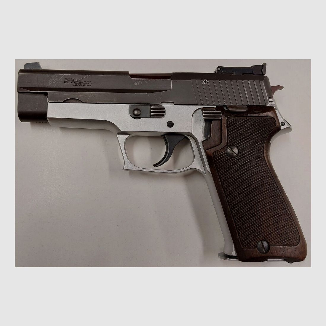 SIG SAUER DEFEKT Halbautom. Pistole SIG SAUER P220 Bicolor Schwarz/Silber im Kaliber .45ACP