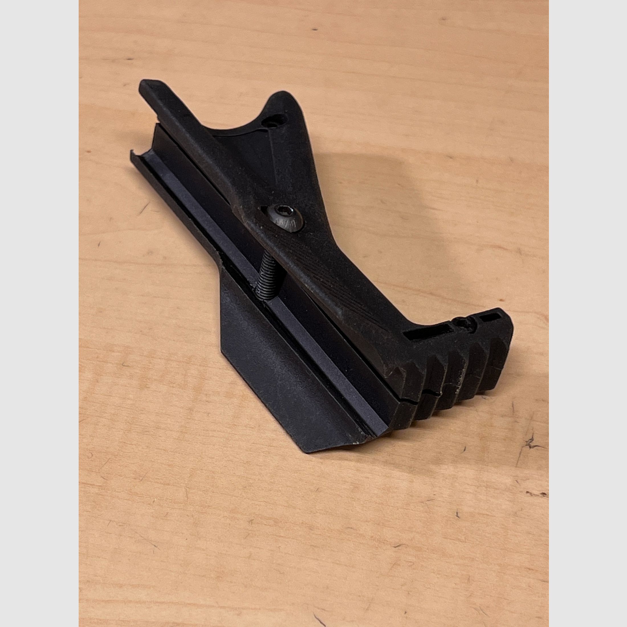 Frontgriff für Airsoft angewinkelt Typ III in Schwarz