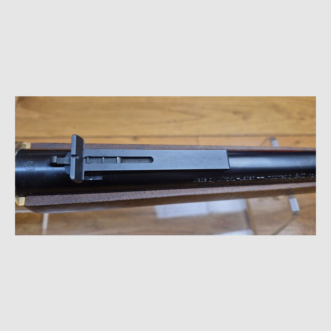Wunderschöne und seltene Winchester Repetierbüchse Modell 1866 – Eine „Yellow Boy“ in einer wenig verbreiteten Miroku-Fertigung aus Japan – Seltenes Kal. .38 SP/38 Spezial – Gehäuse aus Bronze/Messing wie die Originale – 10 Schuss – Mechanik und Holz in neuwertigem oder nahezu neuwertigem Zustand – Moderne Ausnahmewaffe und seltenes Stück – TBE+++, Bild 19 von 51