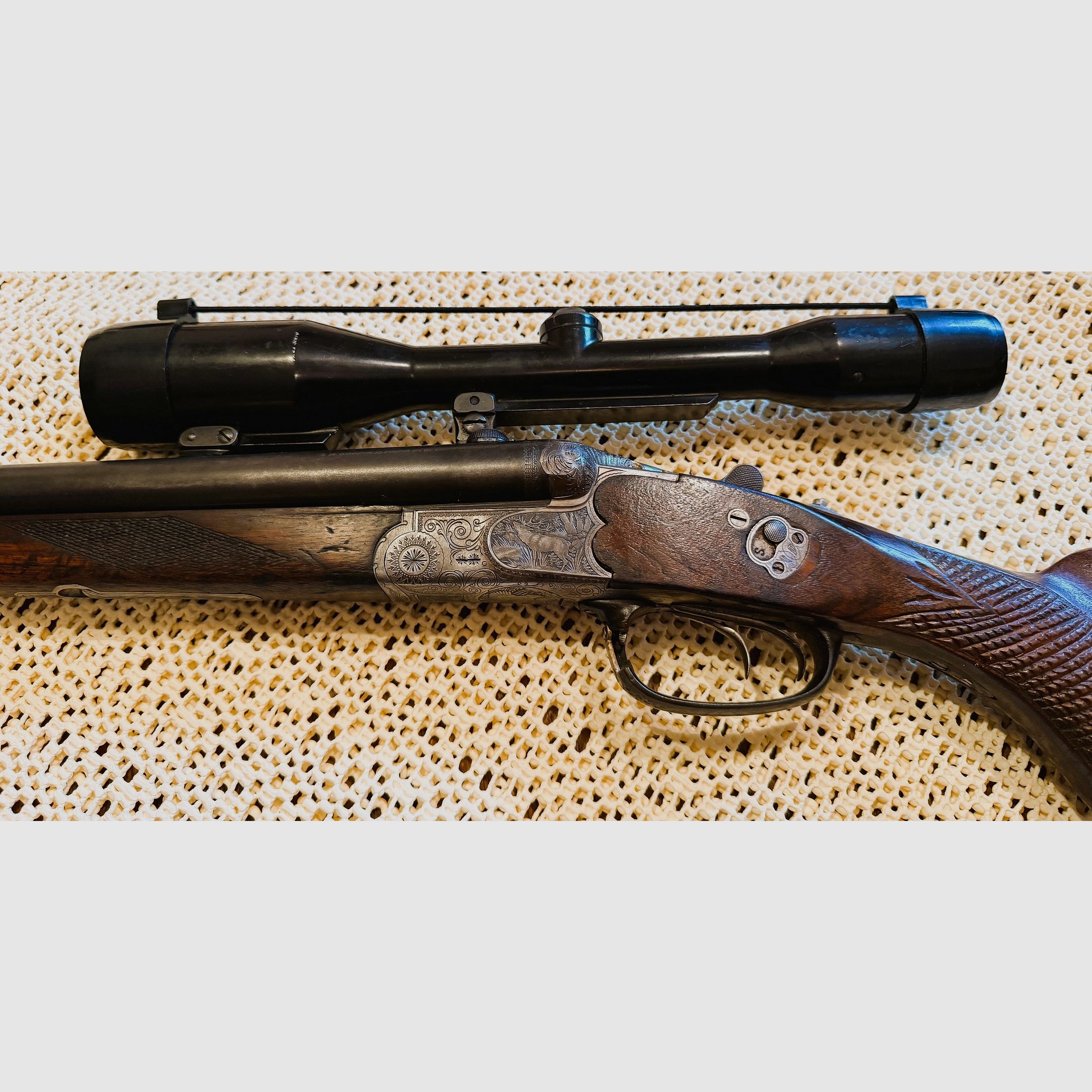 Sauer & Sohn Bohrung mit feinen Gravuren, 7x65R und 2x16, Rückstecher, Laufbündel 60cm, mit Krieghoff-Einstecklauf 44cm lang Kal. .22 Magnum, Schaftmagazin für 4 x 65R, Schaft 38,5cm,