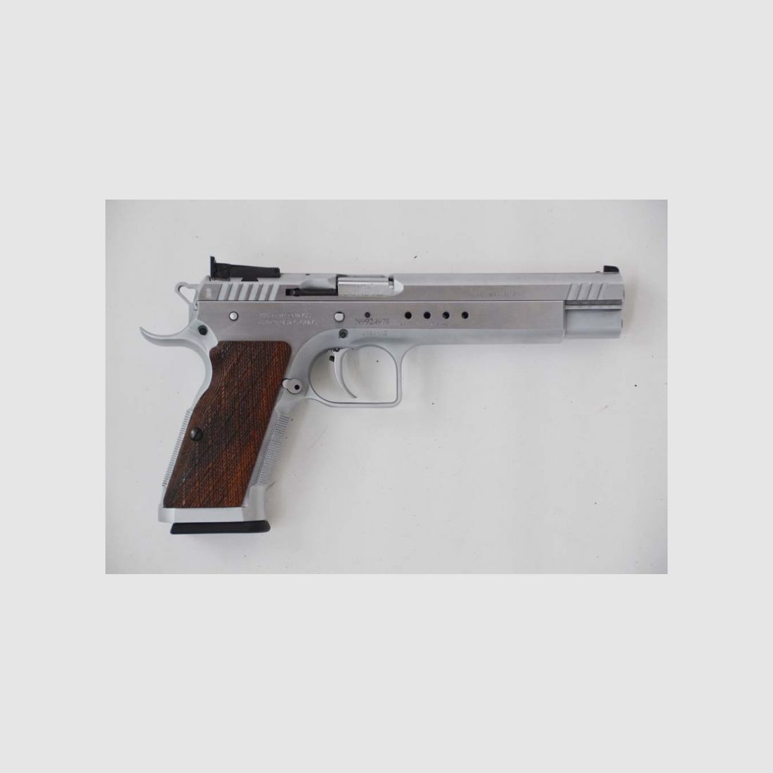 Selbstladepistole Tanfoglio Gold Match, Kaliber .45Auto, Wechselsystem 9mmLuger, Reservemagazine