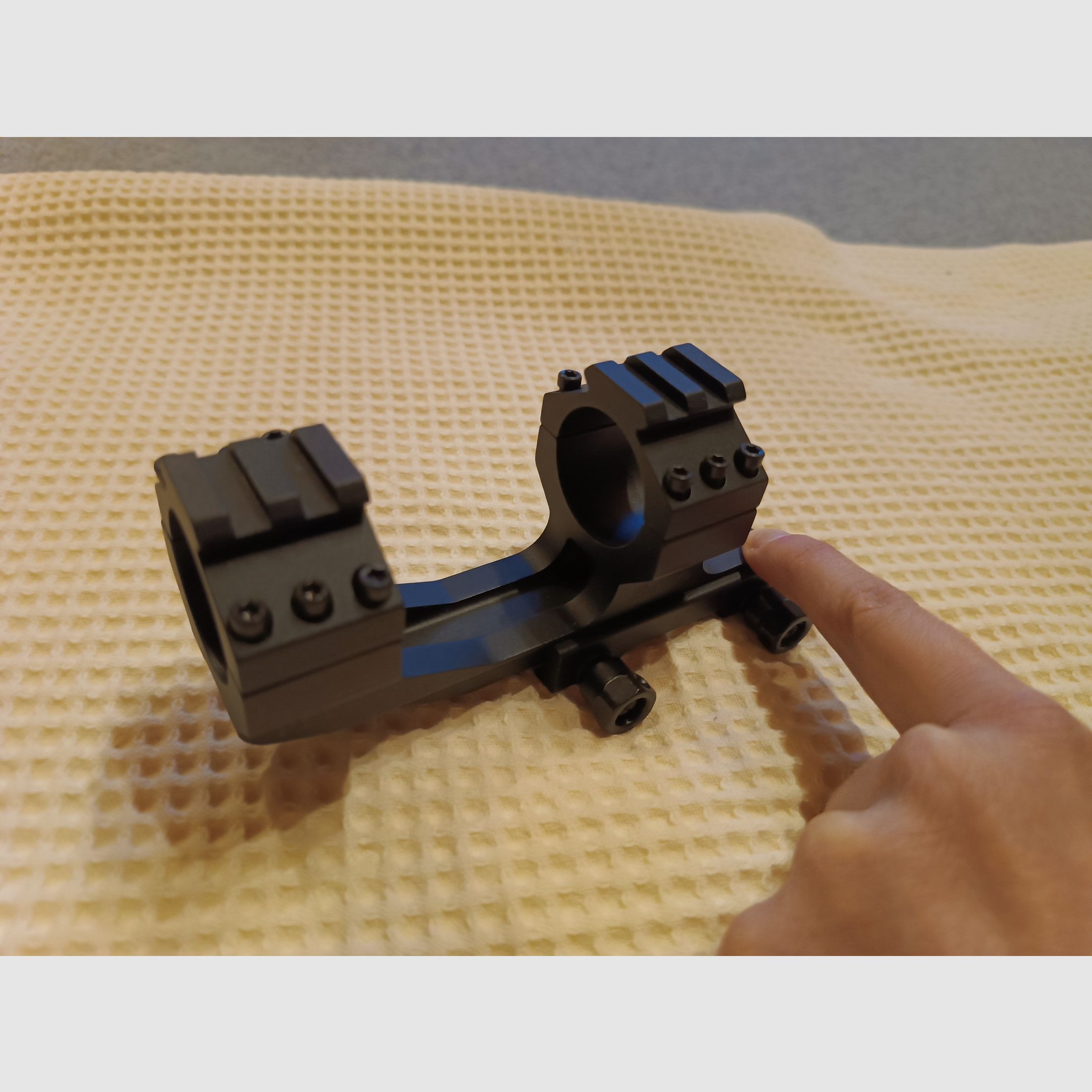 Burris P.E.P.R. scope mount with Picatinny rings. For a tube diameter of 30mm. Light signs of use.