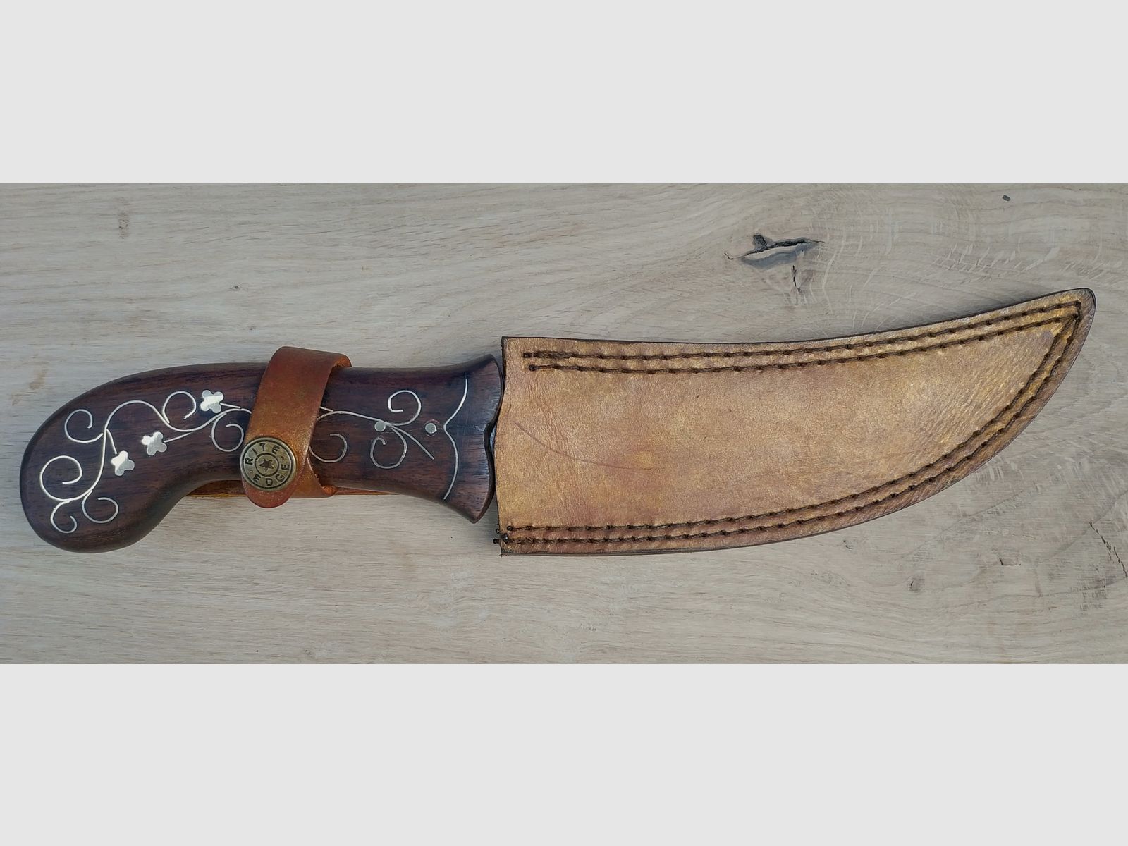 Cuchillo de cinturón oriental con hoja de damasco pulida a mano