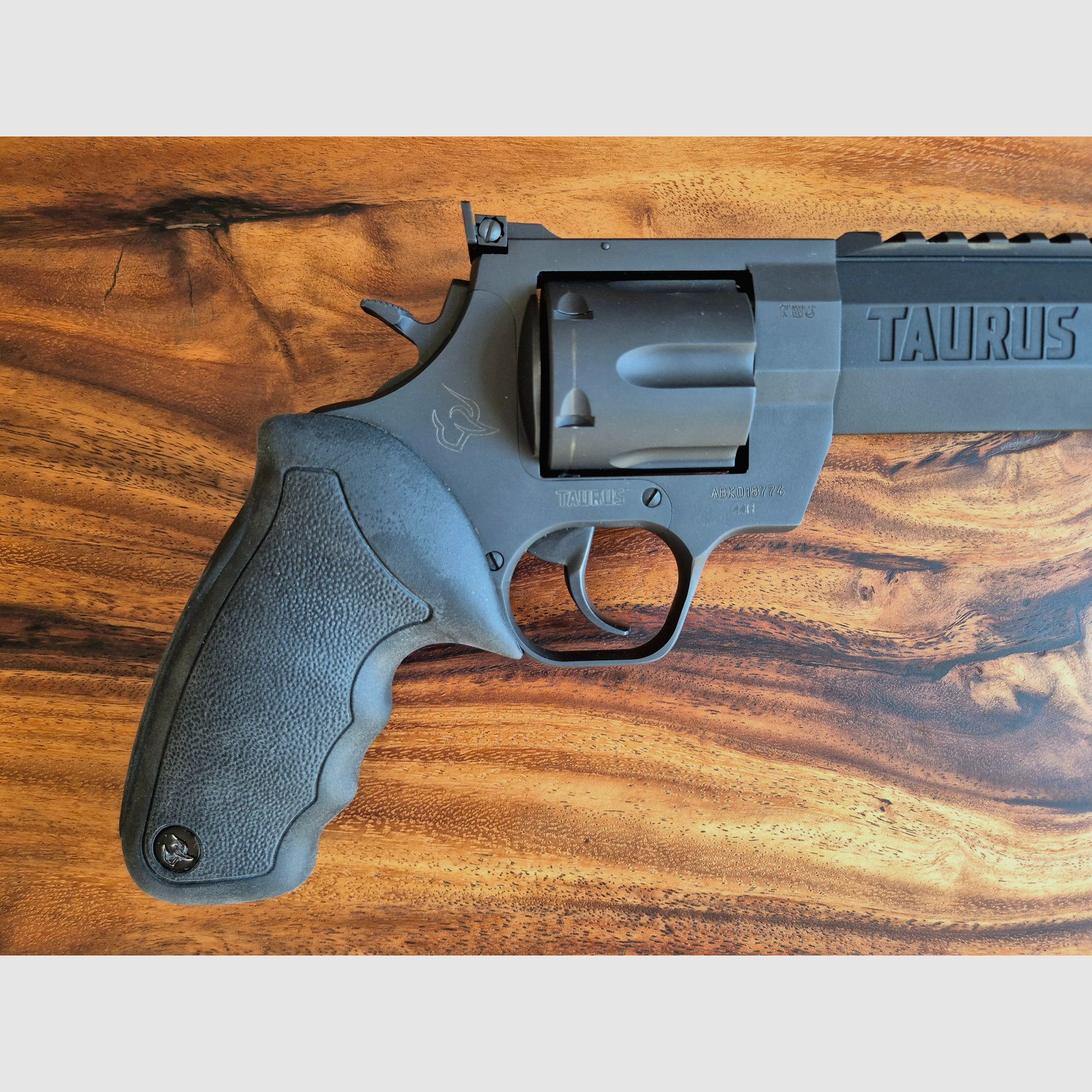 Taurus Raging Hunter 8 3/8" .44 Mag. inkl. 3x HKS Speedloader – Neuwertiger Zustand