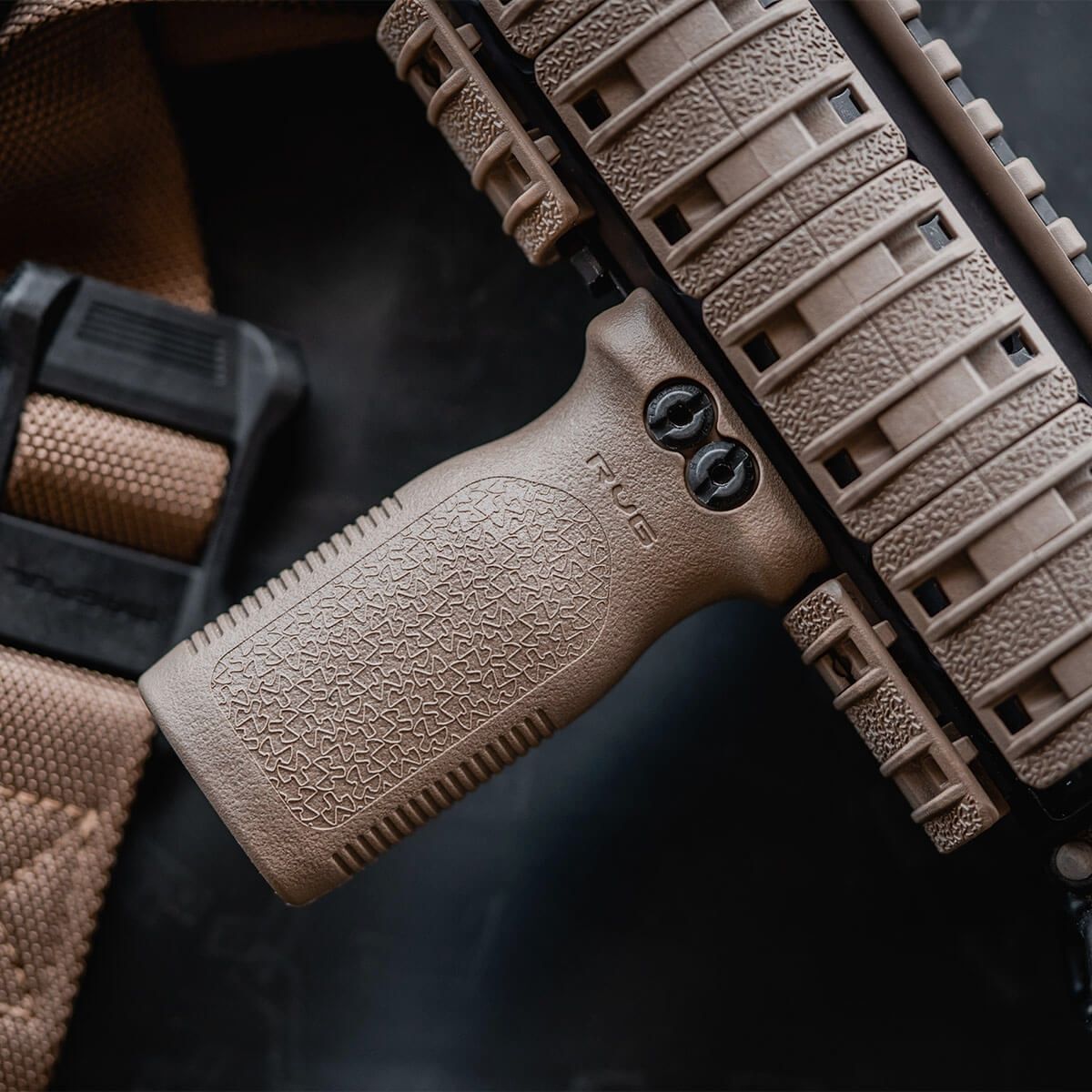 MAGPUL – RGV FLAT DARK EARTH – VERTICALE GREEP VOOR PICATINNY-RAIL, afbeelding 2 van 5