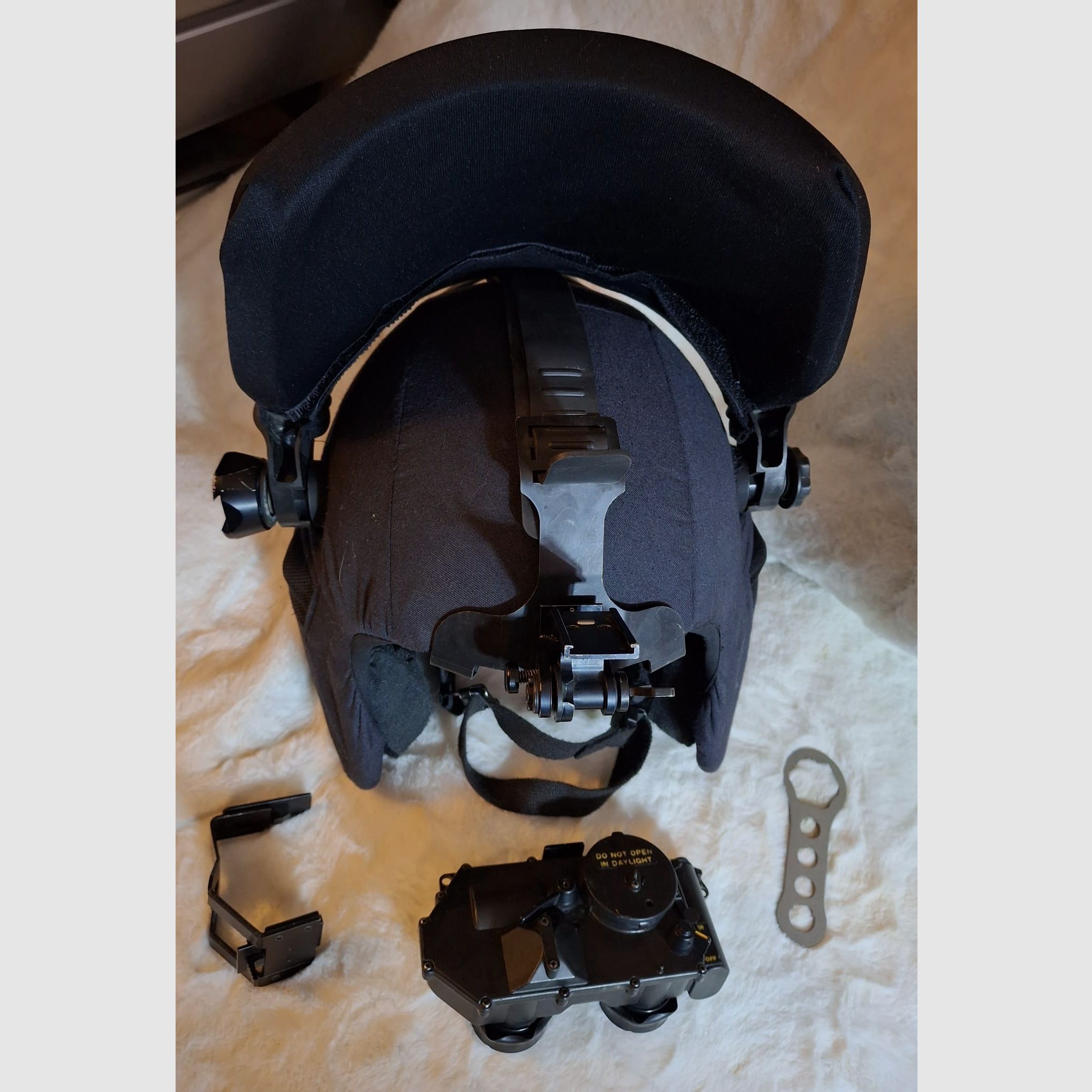 Nachtzichtversterker met helm- en hoofdbevestiging