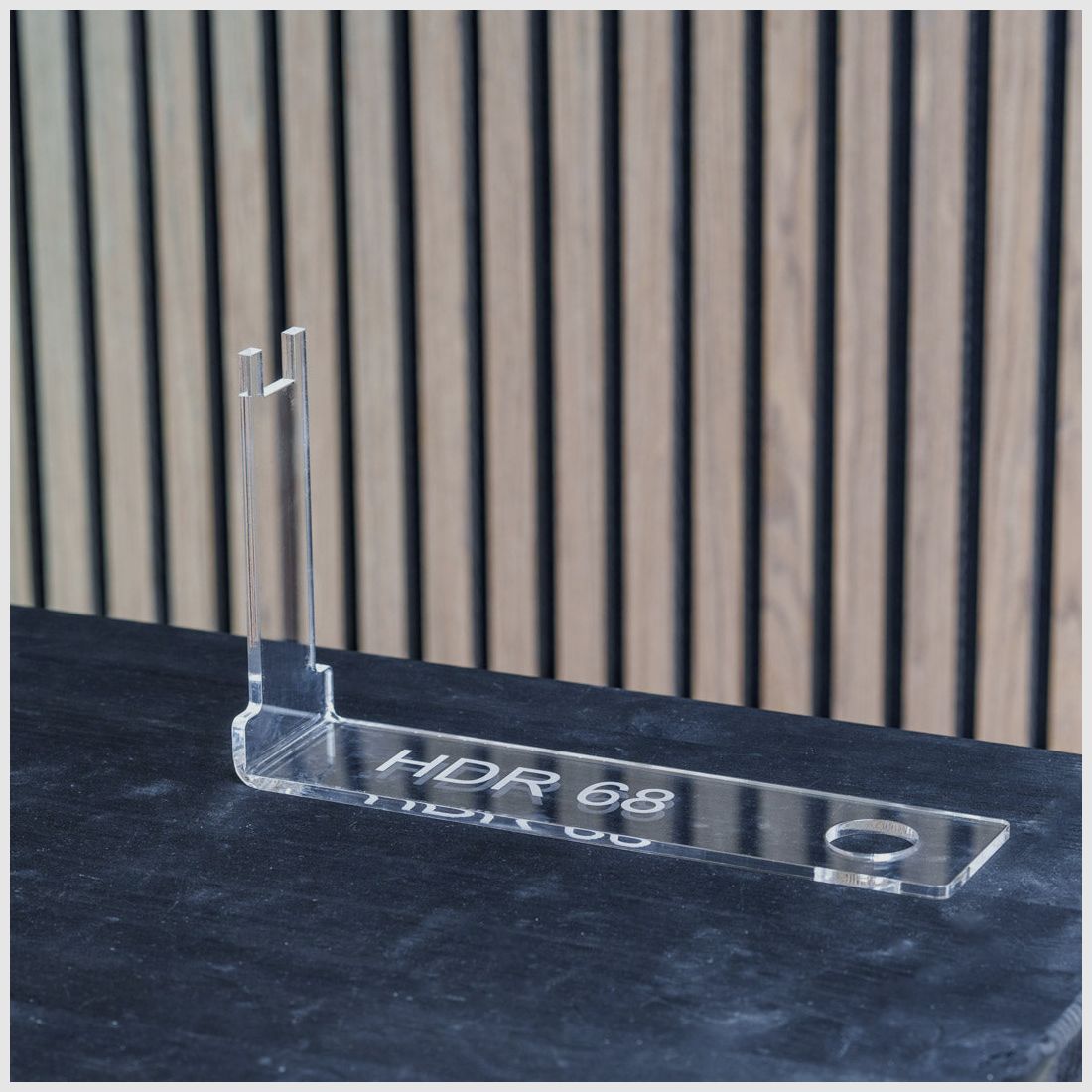 PLEXIGLAS® Tischständer für HDR68 | stilvolles Design mit gelasertem Homedefence-Logo