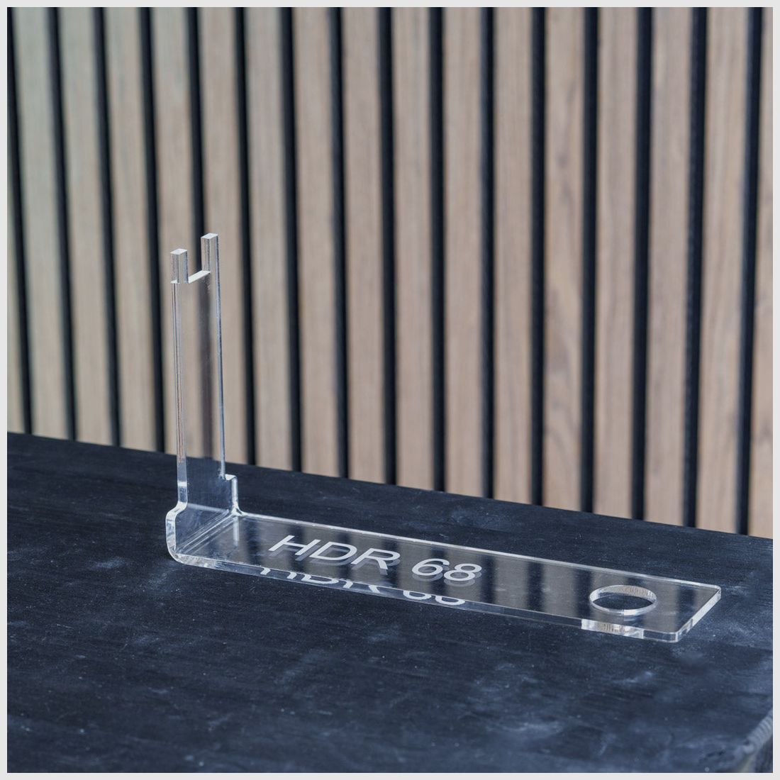 PLEXIGLAS® tafelstandaard voor HDR68 | stijlvol ontwerp met lasergegraveerd Homedefence-logo