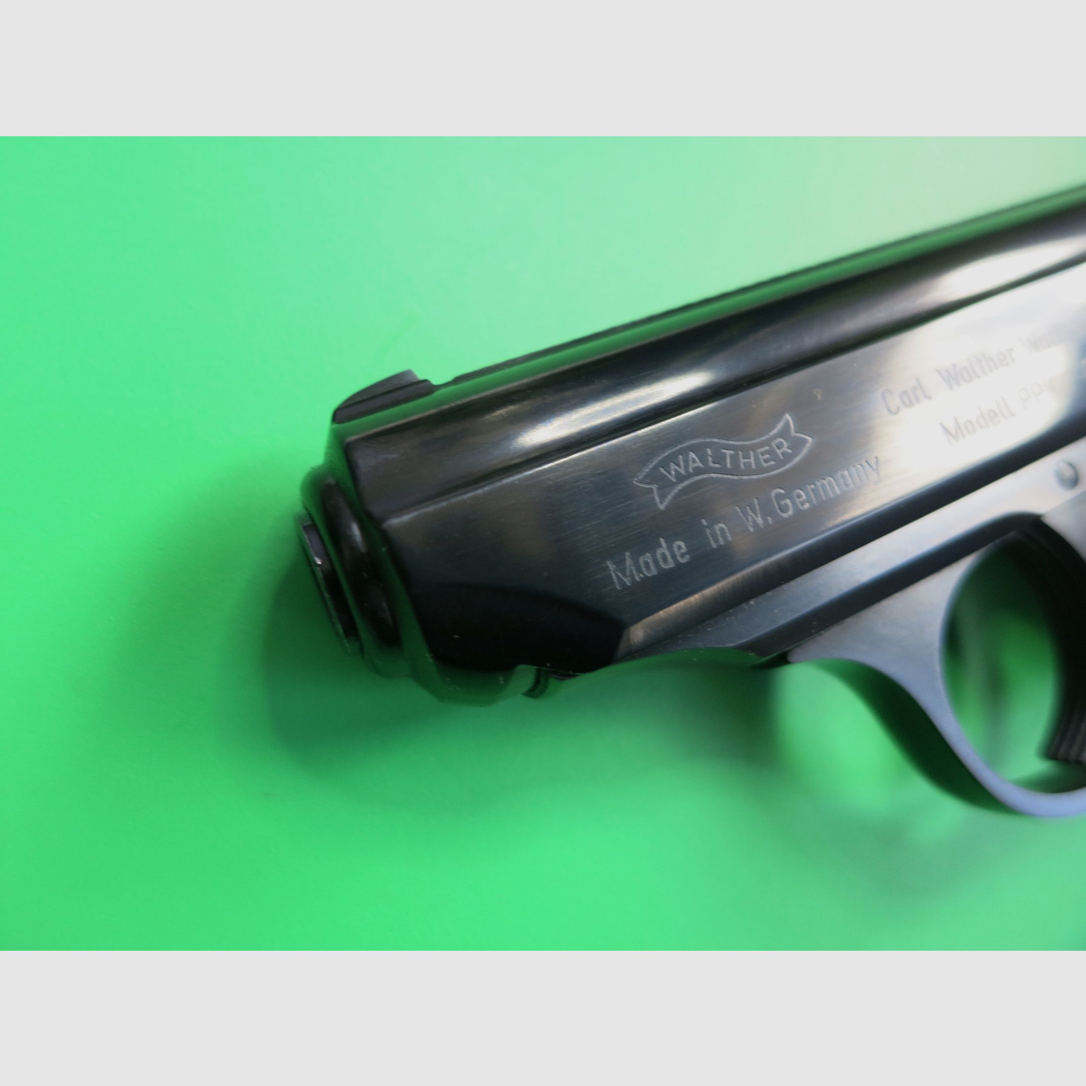 Pistola semiautomatica, Walther PPK, cal. 9 mm corto, impugnature marroni, come nuova       #82