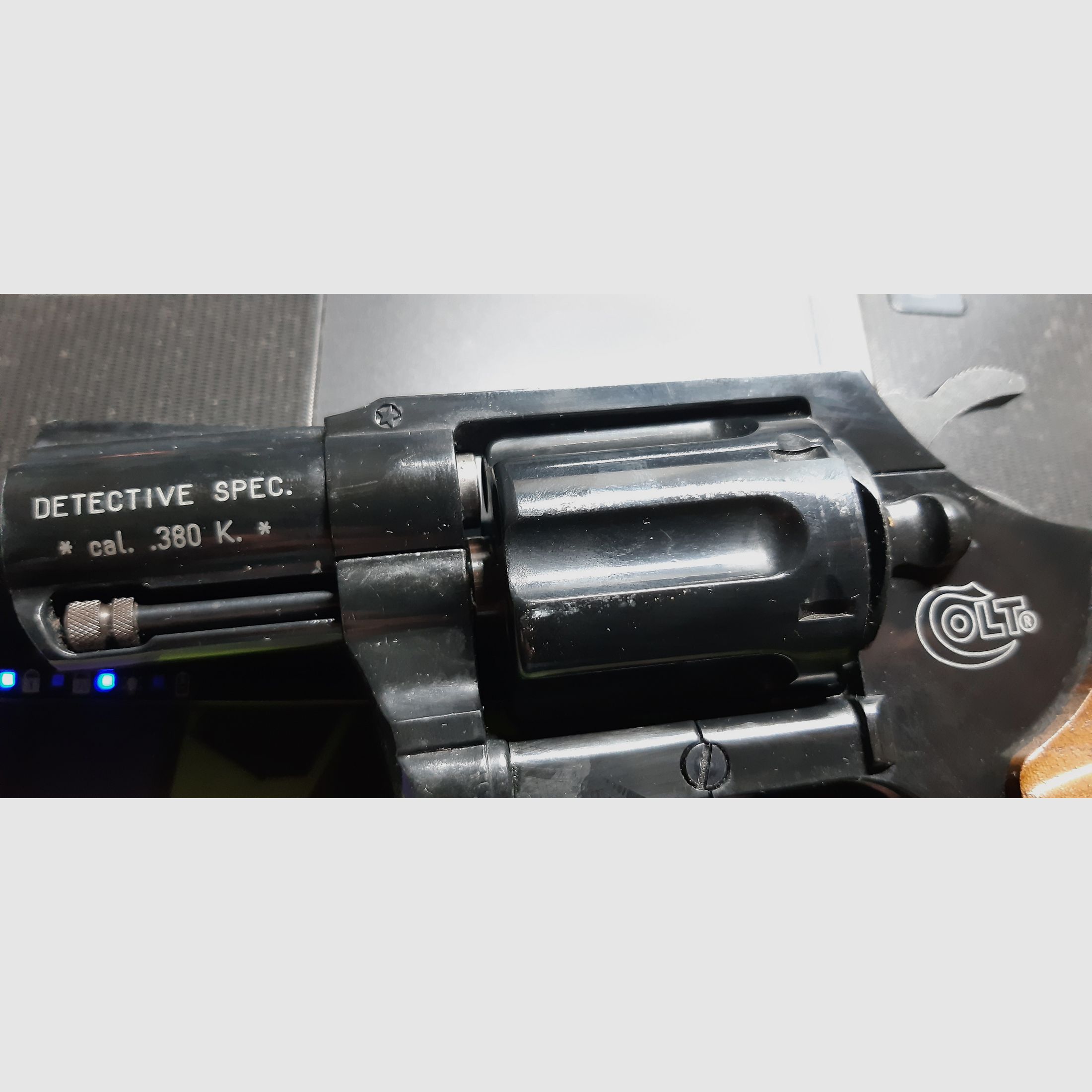 Bardzo ładny rewolwer gazowy 2" od ,,Colt,, kal..380,/9mm
