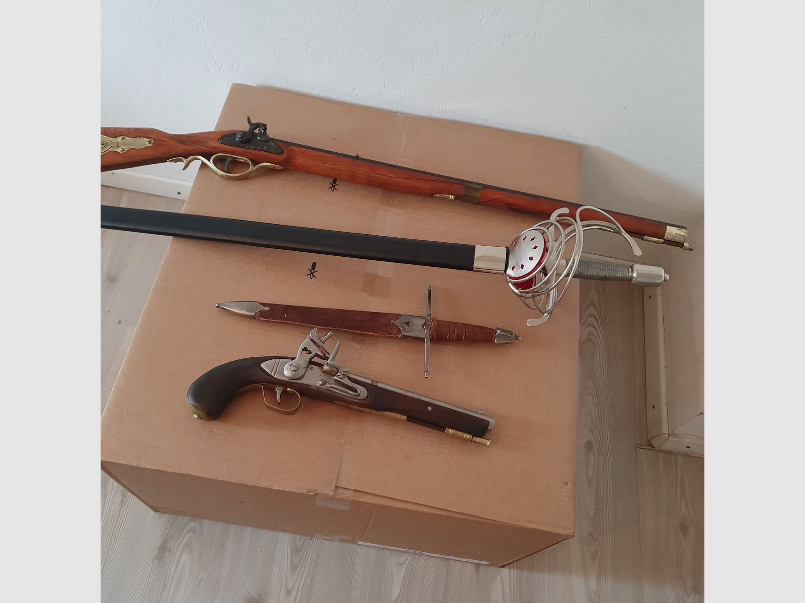 Konvolut Degen, Steinschlosspistole, Dolch, Gewehr