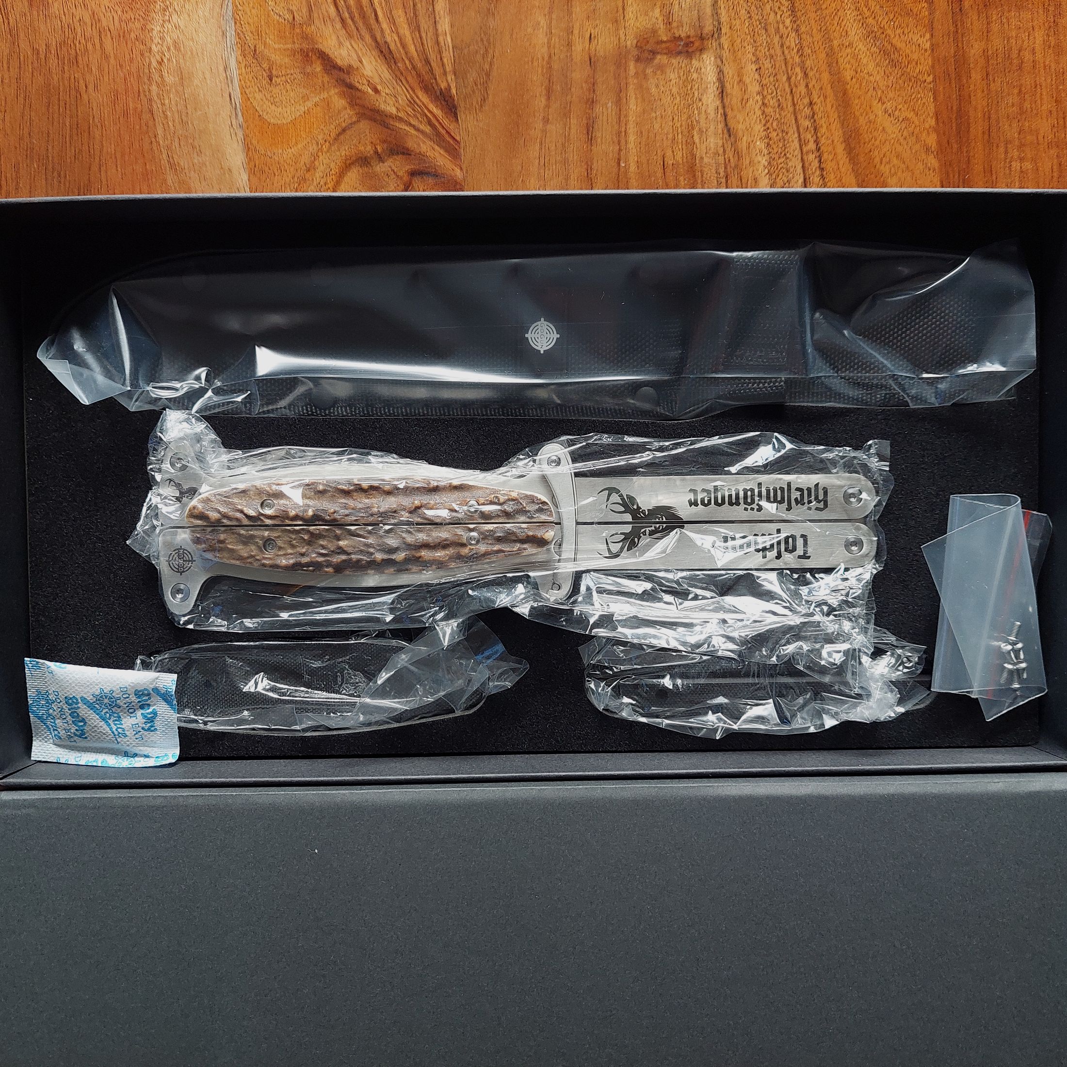 Collezione di coltelli di Midgard nuova e mai usata. Si prega di leggere la descrizione!!!!! In totale 2 spade e 9 coltelli. Posso inviare foto di tutti i coltelli. Molti sono limitati e non più disponibili. Il prezzo è trattabile. Tutti i coltelli e le spade possono essere posseduti LEGALMENTE.