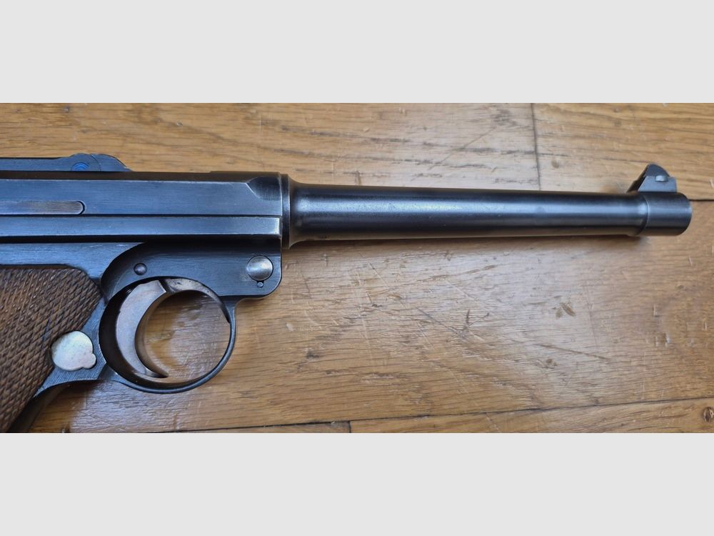 Außergewöhnliche Luger P04 Marinepistole – Deutsches Kaiserreich 1. Weltkrieg – Waffe der 5. Lieferung von 8.000 Waffen in 1916-1917 – Kal. 9×19 – Waffe in außergewöhnlichem Zustand, einheitliche Seriennummer bis zum enthaltenen Magazin – Eine der 34.000 P04 insgesamt – Ausgezeichneter mechanischer Zustand – Hervorragende ästhetische Verfassung – Letztes Modell der DMW von 1917 – Sehr seltenes Stück und Sammlerstück von höchster Qualität – TBE+++, Bild 28 von 29
