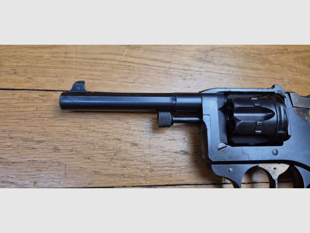 Mooie dienstrevolver model 1892 – Gewoon maar mythisch – Hoogtepunt van de dienstrevolver Made in France – Kaliber 8mm92 – Mono-nummer – Wapen uit 1910 – Mooie mechaniek – Mooie loop – Holster model 1915 uit de Grote Oorlog – TBE +, afbeelding 26 van 31