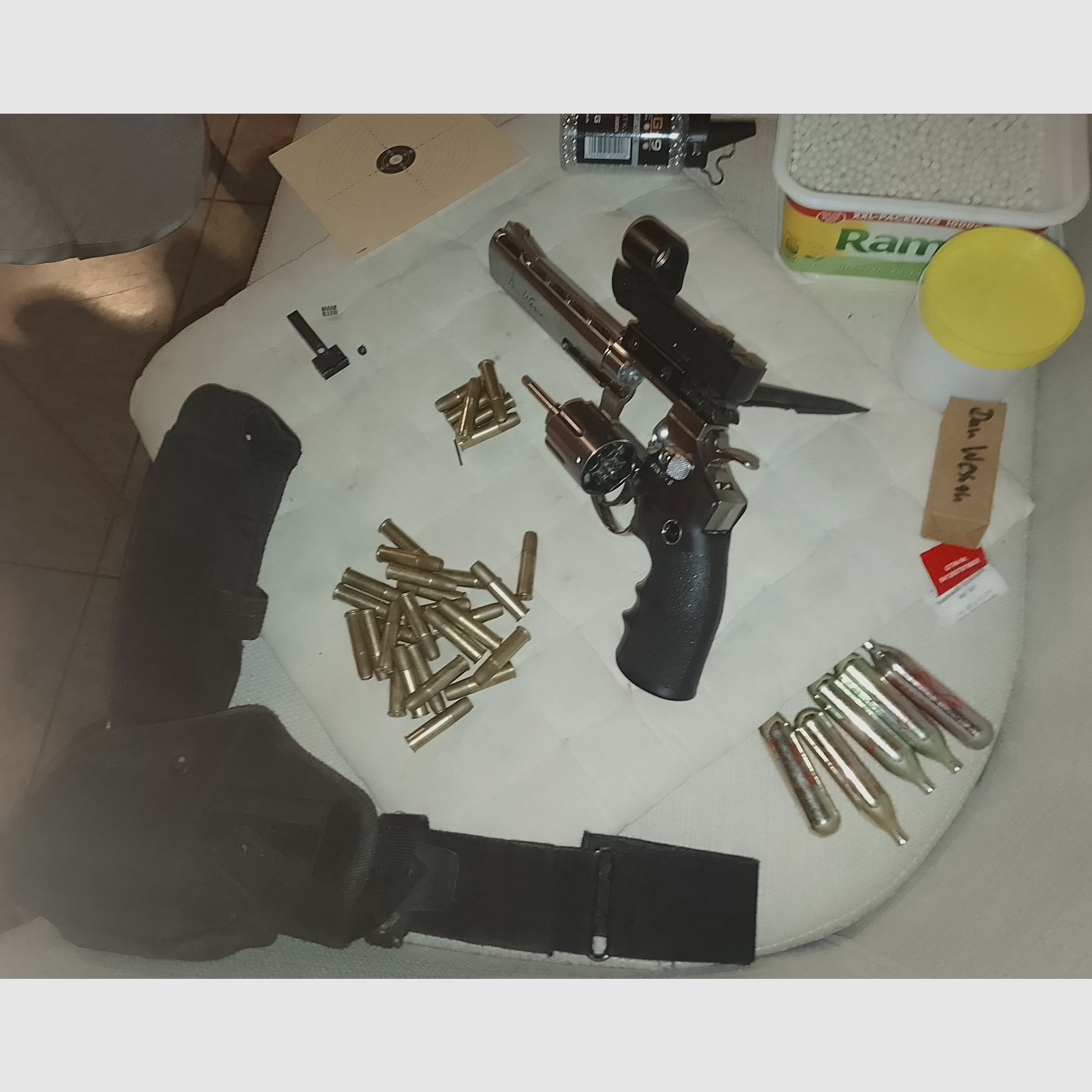 Dan Wesson co2 revolver 6mm set 31 cartridges red dot sight holster + lots of bb's + steel balls