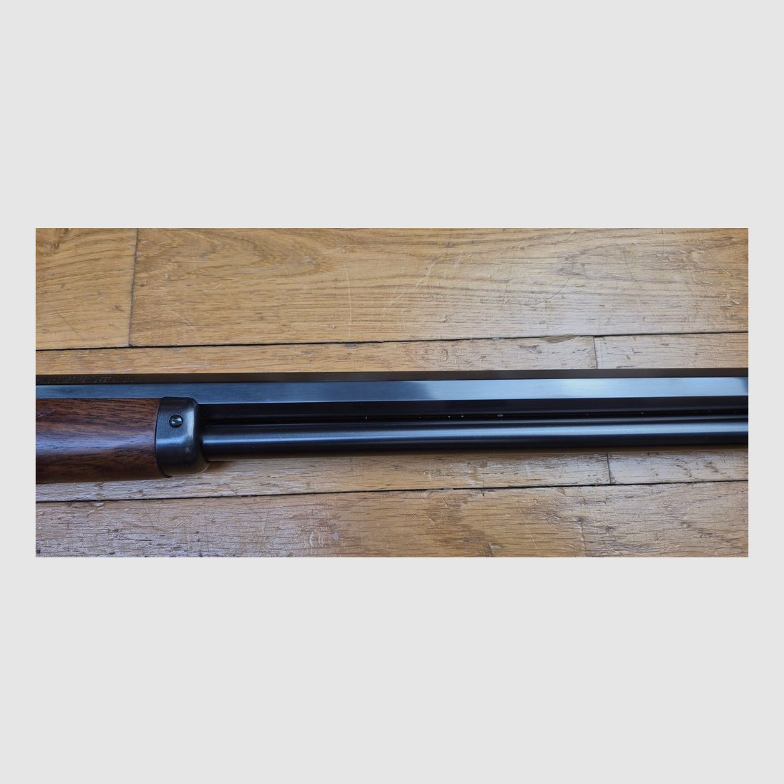Außergewöhnliche Unterhebelrepetierbüchse Marlin Modell 1894 S – Seltene Gedenkserie „1894 CENTURY LIMITED“ – Exemplar 2.152 von nur 2.500 produzierten – Waffe von 1994 – Stempel ‚JM‘ für Marlin von Marlin – Kal. .44-40WCF – 9+1 Schuss – Nussbaumholz von höchster Qualität – Traumhafte Mechanik – Lauf von 62 cm mit Micro-Grooves – Originalbox in TBE und Dokumente – Außergewöhnliches Stück in neuwertigem Zustand – TBE+++, Bild 7 von 40